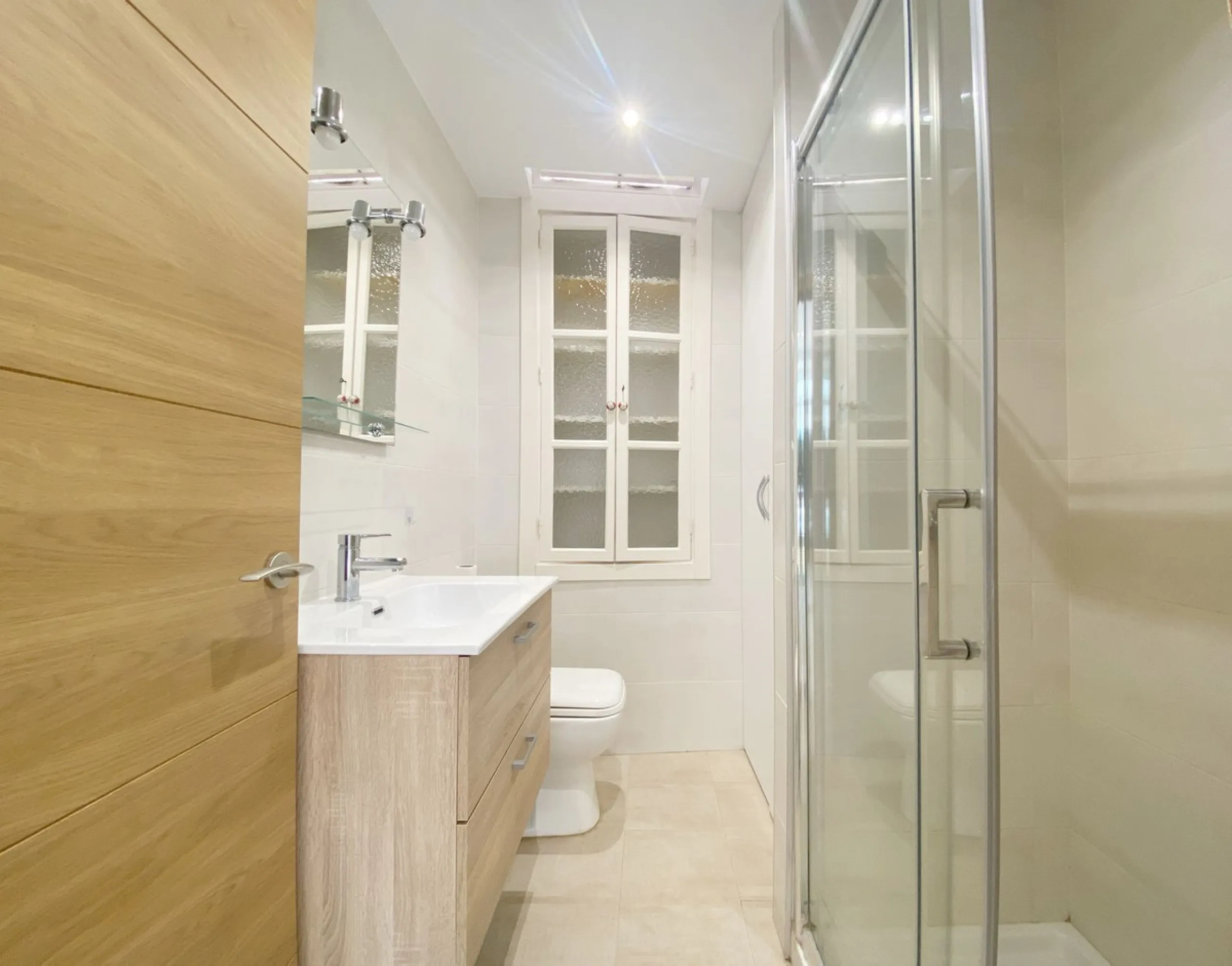 Charming one-bedroom apartment with a fantastic location in Marbella's Old Town, just a 1-minute walk from Plaza de Los Naranjos and a 5-minute walk from the beach.