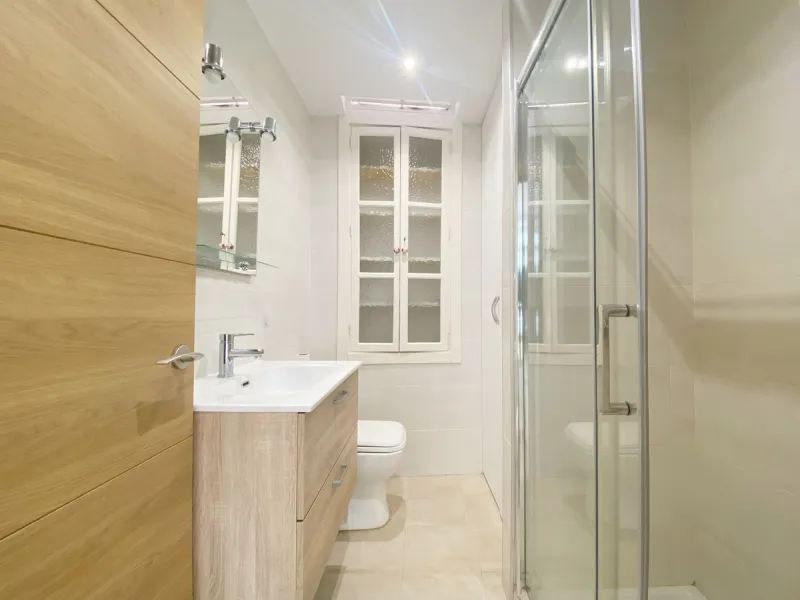 Charming one-bedroom apartment with a fantastic location in Marbella's Old Town, just a 1-minute walk from Plaza de Los Naranjos and a 5-minute walk from the beach.