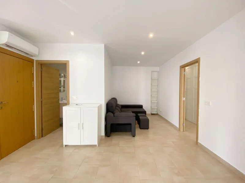 Charming one-bedroom apartment with a fantastic location in Marbella's Old Town, just a 1-minute walk from Plaza de Los Naranjos and a 5-minute walk from the beach.