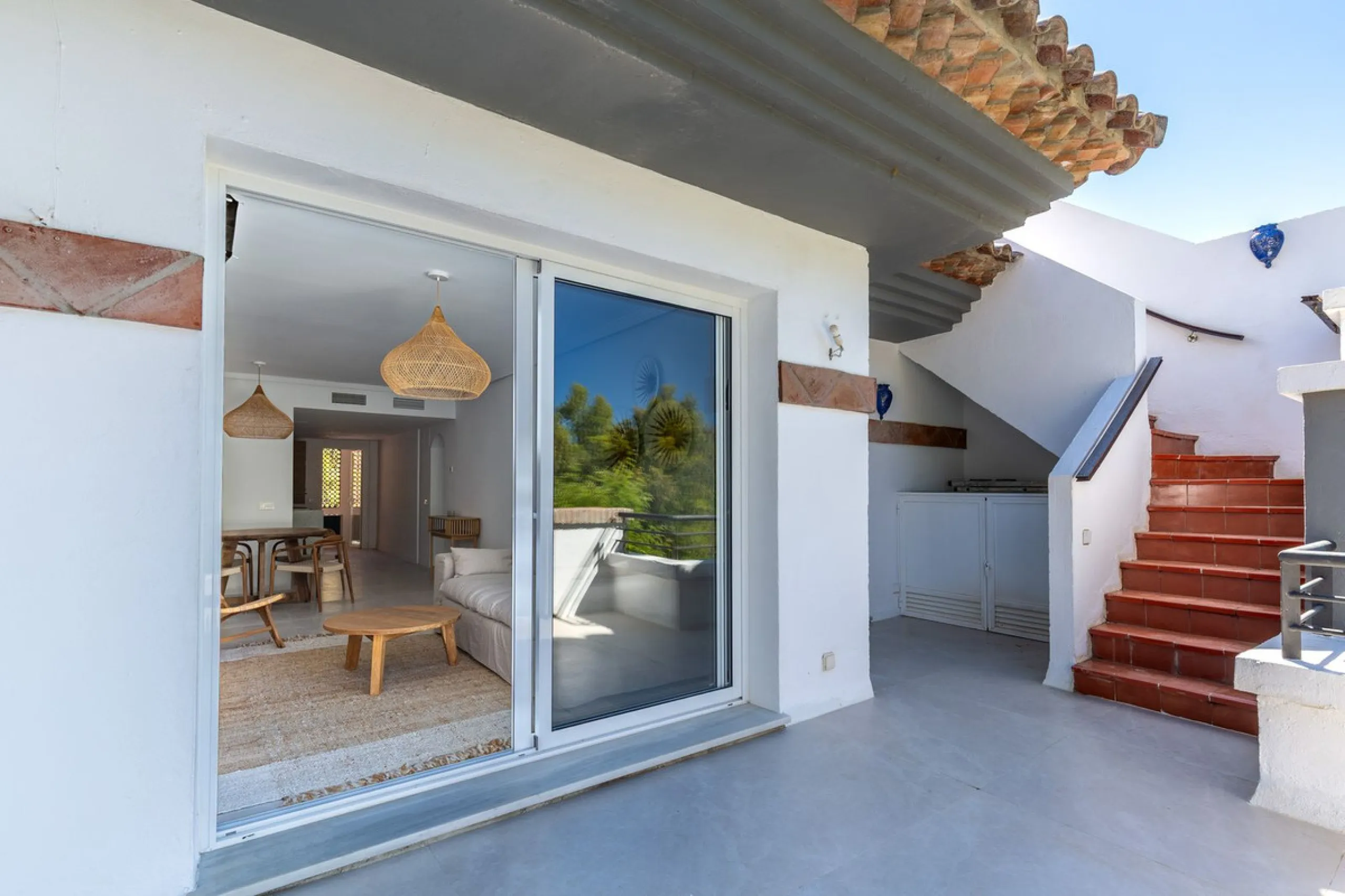 This beautiful apartment in El Lago, Los Arqueros, has an area of 178 square meters, of which 79 square meters are inside with an adjoining terrace of 20 square meters and a solarium of 79 square meters with kitchen, barbecue, 2 toldos, a sofa and a table