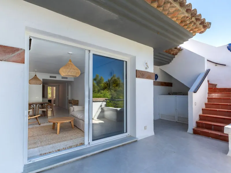 This beautiful apartment in El Lago, Los Arqueros, has an area of 178 square meters, of which 79 square meters are inside with an adjoining terrace of 20 square meters and a solarium of 79 square meters with kitchen, barbecue, 2 toldos, a sofa and a table