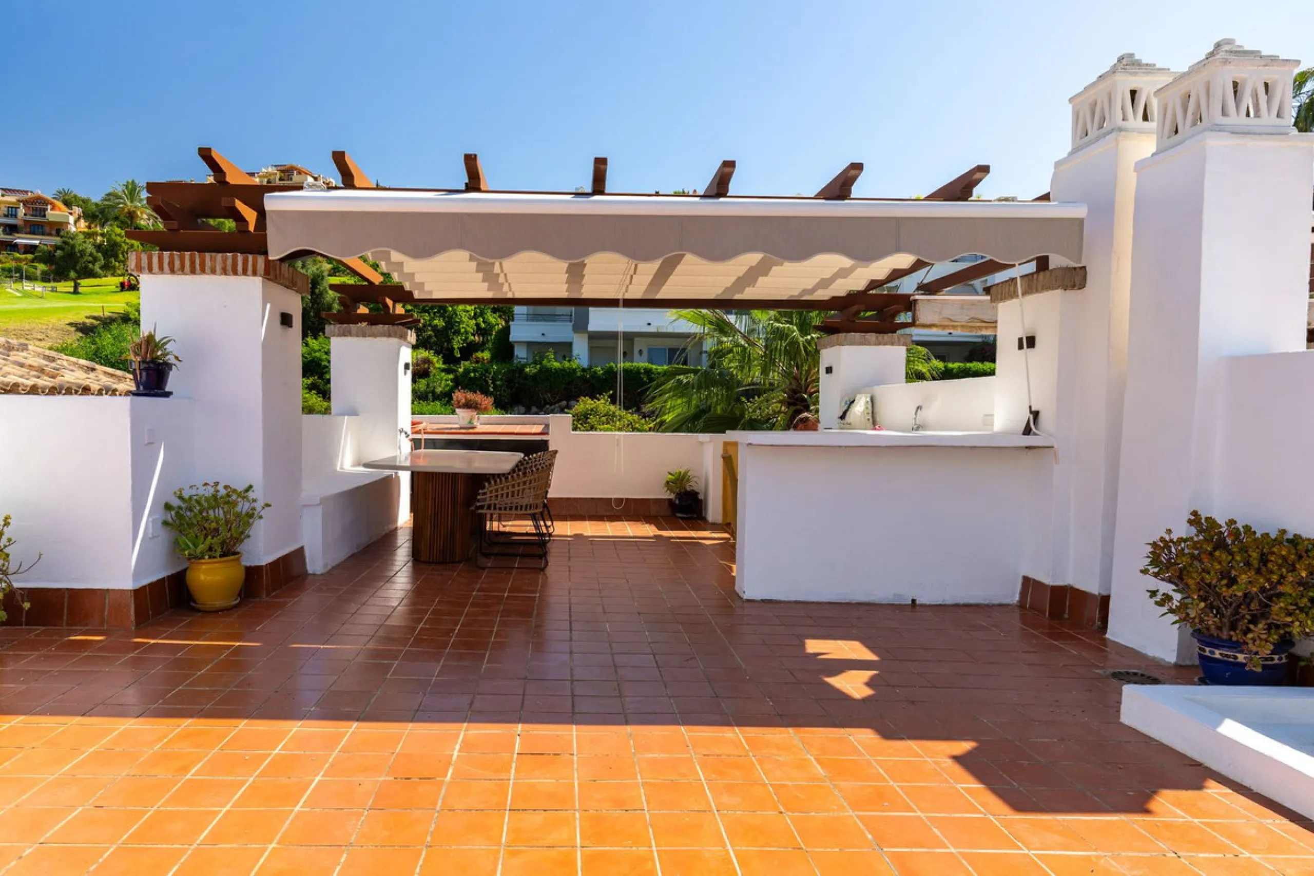This beautiful apartment in El Lago, Los Arqueros, has an area of 178 square meters, of which 79 square meters are inside with an adjoining terrace of 20 square meters and a solarium of 79 square meters with kitchen, barbecue, 2 toldos, a sofa and a table
