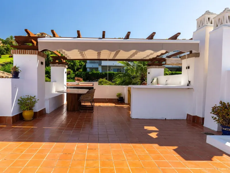 This beautiful apartment in El Lago, Los Arqueros, has an area of 178 square meters, of which 79 square meters are inside with an adjoining terrace of 20 square meters and a solarium of 79 square meters with kitchen, barbecue, 2 toldos, a sofa and a table