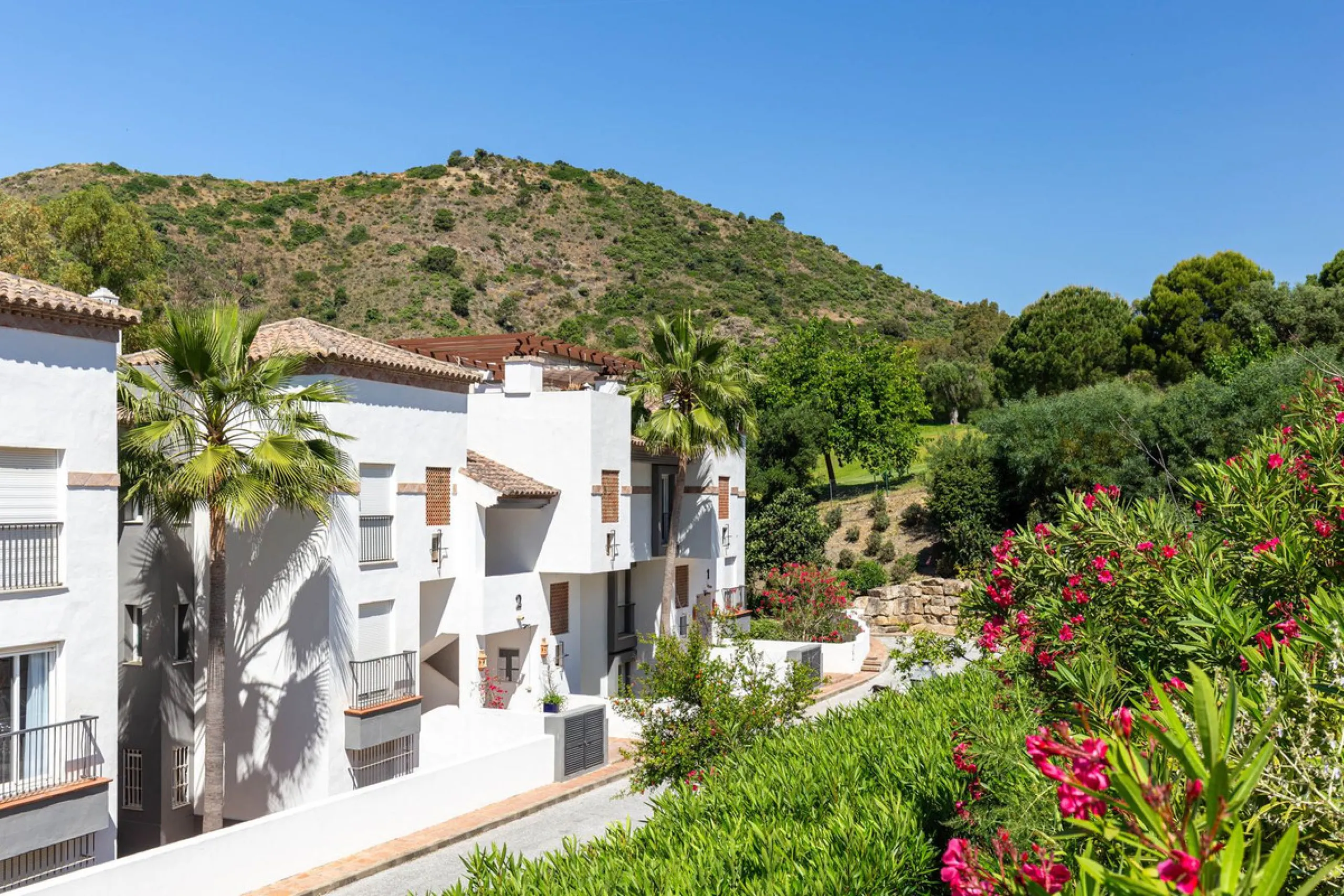 This beautiful apartment in El Lago, Los Arqueros, has an area of 178 square meters, of which 79 square meters are inside with an adjoining terrace of 20 square meters and a solarium of 79 square meters with kitchen, barbecue, 2 toldos, a sofa and a table