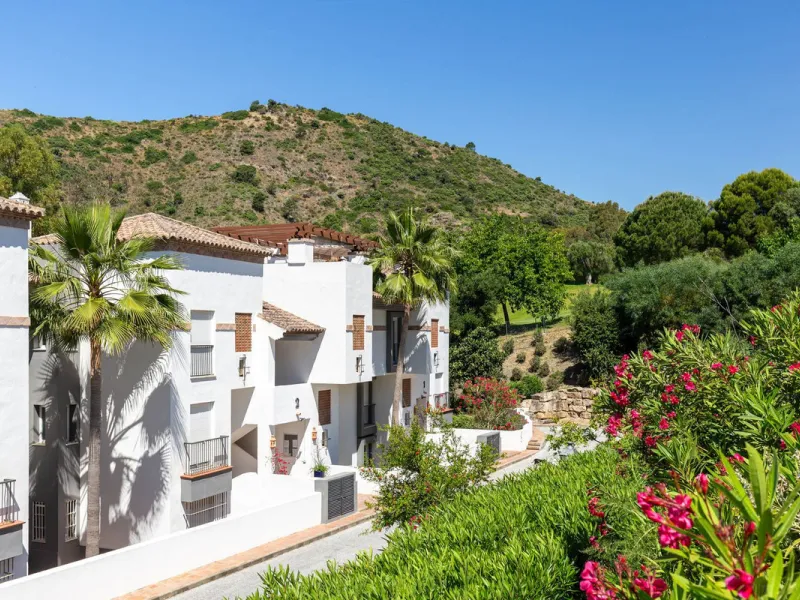 This beautiful apartment in El Lago, Los Arqueros, has an area of 178 square meters, of which 79 square meters are inside with an adjoining terrace of 20 square meters and a solarium of 79 square meters with kitchen, barbecue, 2 toldos, a sofa and a table