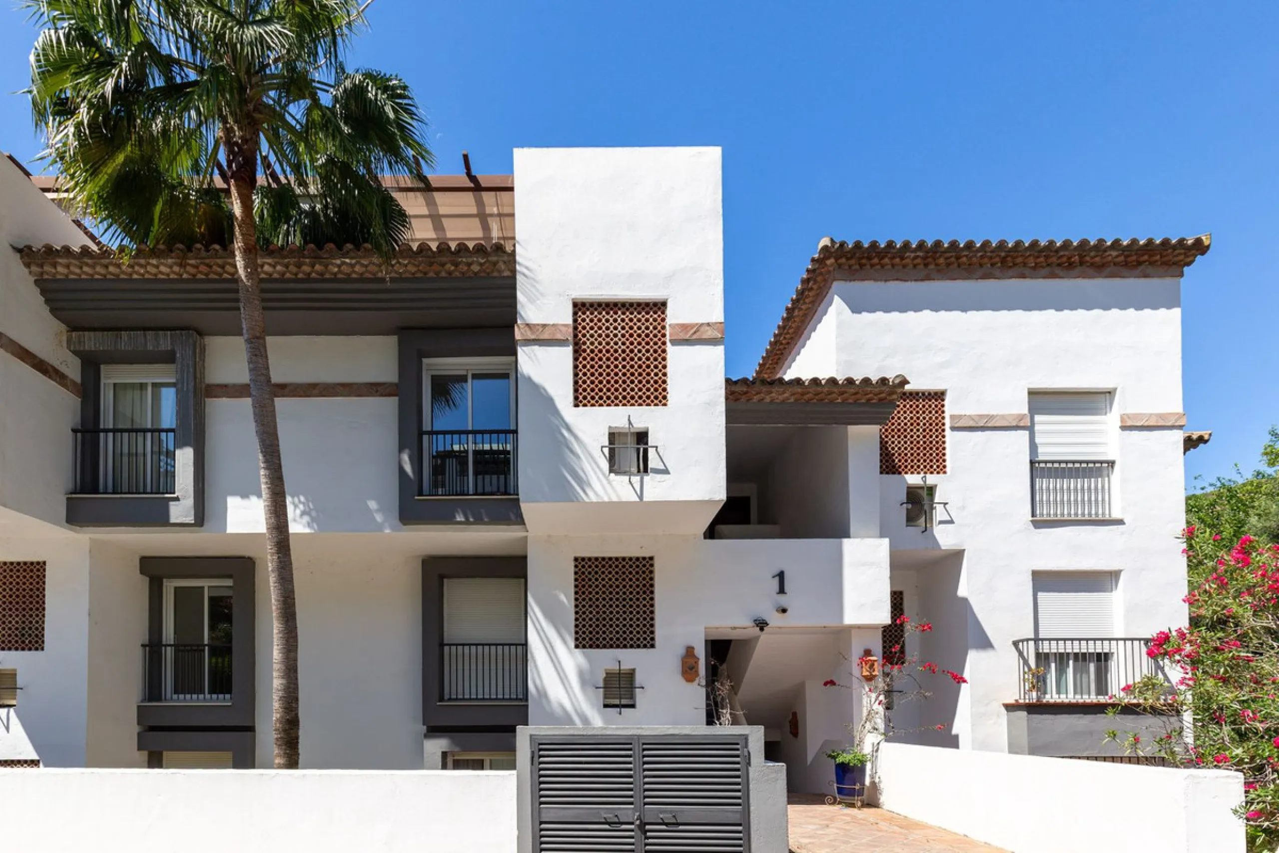 This beautiful apartment in El Lago, Los Arqueros, has an area of 178 square meters, of which 79 square meters are inside with an adjoining terrace of 20 square meters and a solarium of 79 square meters with kitchen, barbecue, 2 toldos, a sofa and a table