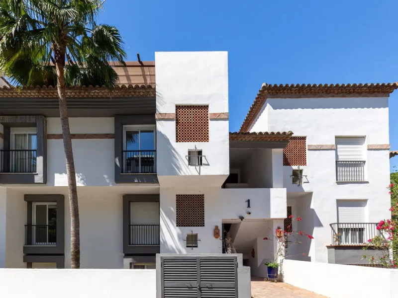 This beautiful apartment in El Lago, Los Arqueros, has an area of 178 square meters, of which 79 square meters are inside with an adjoining terrace of 20 square meters and a solarium of 79 square meters with kitchen, barbecue, 2 toldos, a sofa and a table