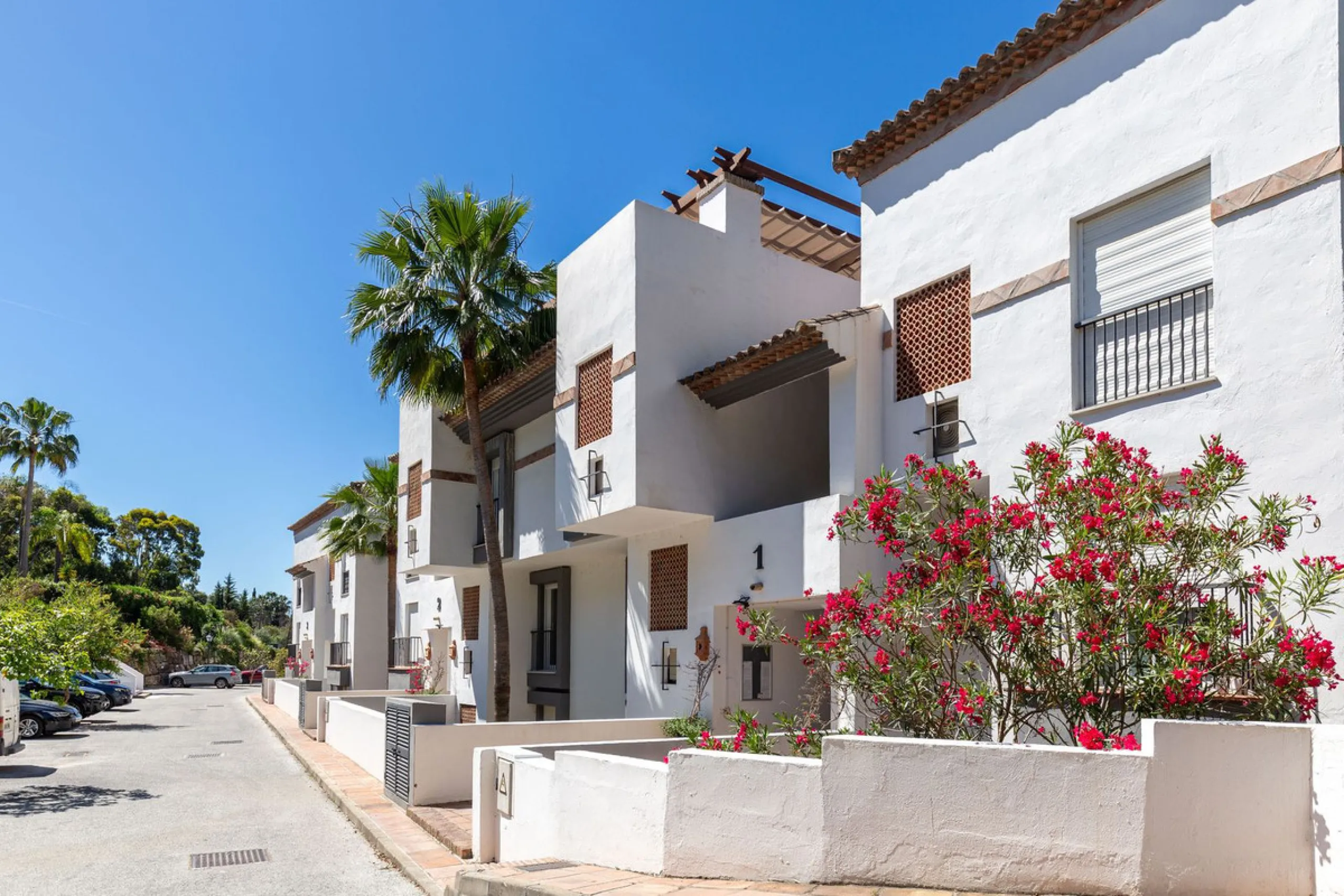 This beautiful apartment in El Lago, Los Arqueros, has an area of 178 square meters, of which 79 square meters are inside with an adjoining terrace of 20 square meters and a solarium of 79 square meters with kitchen, barbecue, 2 toldos, a sofa and a table