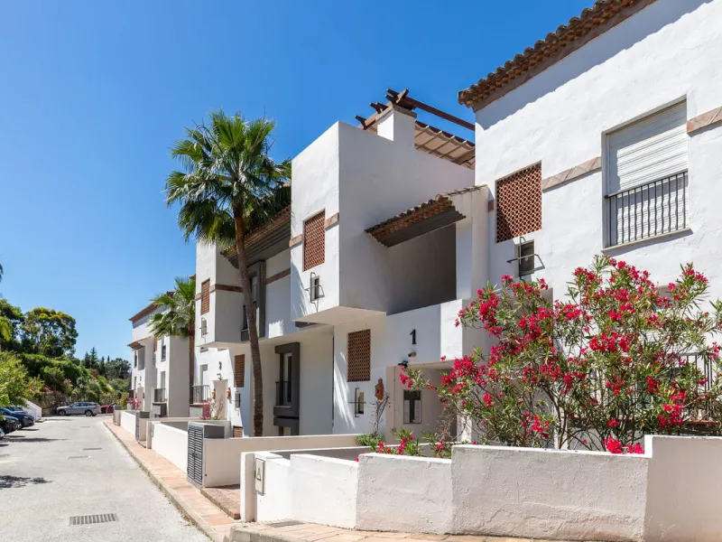 This beautiful apartment in El Lago, Los Arqueros, has an area of 178 square meters, of which 79 square meters are inside with an adjoining terrace of 20 square meters and a solarium of 79 square meters with kitchen, barbecue, 2 toldos, a sofa and a table