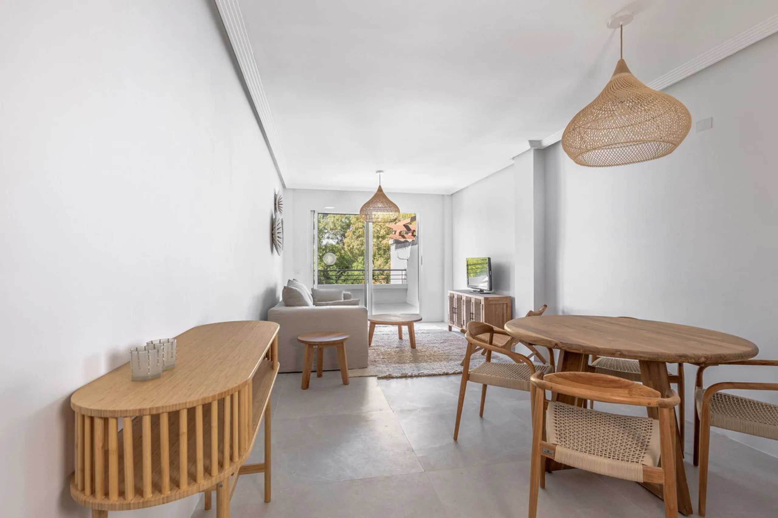 This beautiful apartment in El Lago, Los Arqueros, has an area of 178 square meters, of which 79 square meters are inside with an adjoining terrace of 20 square meters and a solarium of 79 square meters with kitchen, barbecue, 2 toldos, a sofa and a table