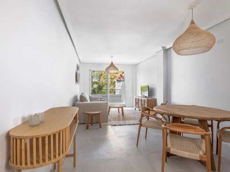 This beautiful apartment in El Lago, Los Arqueros, has an area of 178 square meters, of which 79 square meters are inside with an adjoining terrace of 20 square meters and a solarium of 79 square meters with kitchen, barbecue, 2 toldos, a sofa and a table