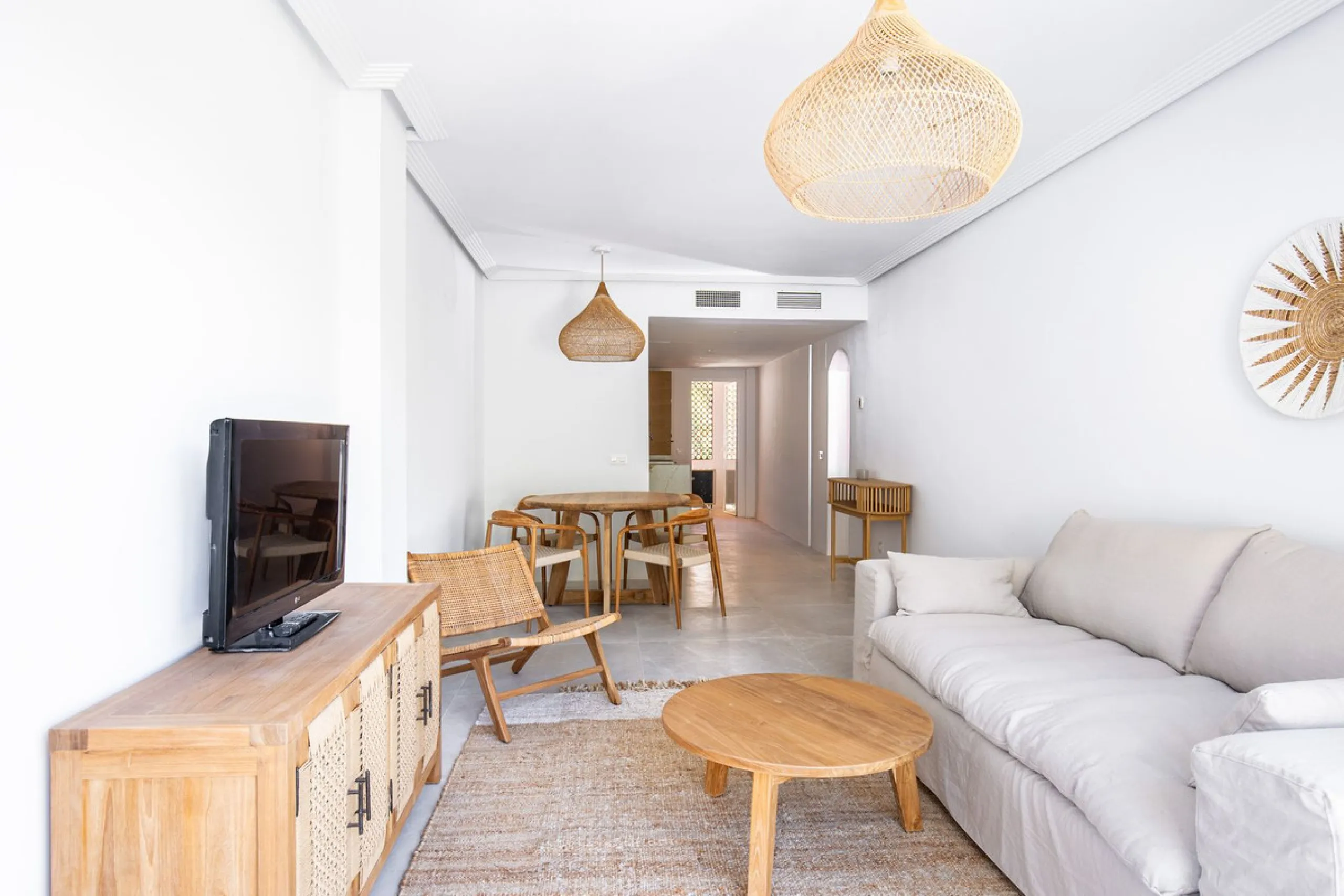 This beautiful apartment in El Lago, Los Arqueros, has an area of 178 square meters, of which 79 square meters are inside with an adjoining terrace of 20 square meters and a solarium of 79 square meters with kitchen, barbecue, 2 toldos, a sofa and a table