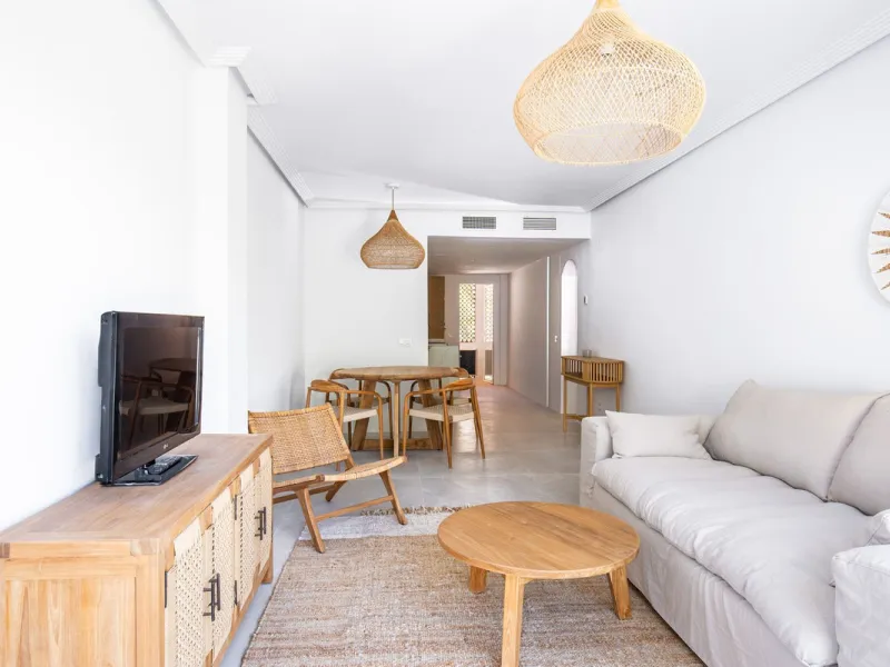This beautiful apartment in El Lago, Los Arqueros, has an area of 178 square meters, of which 79 square meters are inside with an adjoining terrace of 20 square meters and a solarium of 79 square meters with kitchen, barbecue, 2 toldos, a sofa and a table