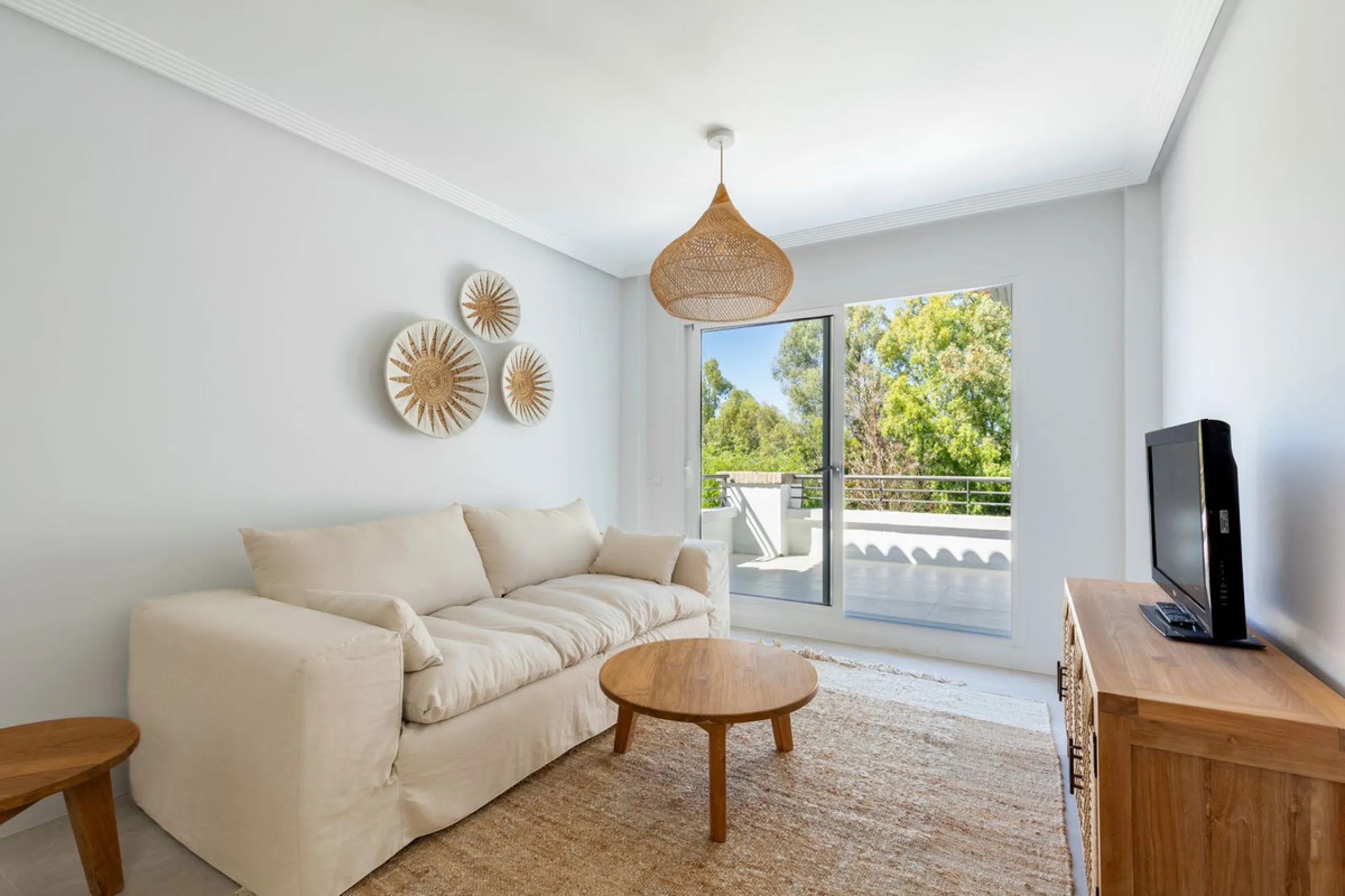 This beautiful apartment in El Lago, Los Arqueros, has an area of 178 square meters, of which 79 square meters are inside with an adjoining terrace of 20 square meters and a solarium of 79 square meters with kitchen, barbecue, 2 toldos, a sofa and a table