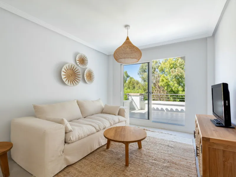 This beautiful apartment in El Lago, Los Arqueros, has an area of 178 square meters, of which 79 square meters are inside with an adjoining terrace of 20 square meters and a solarium of 79 square meters with kitchen, barbecue, 2 toldos, a sofa and a table