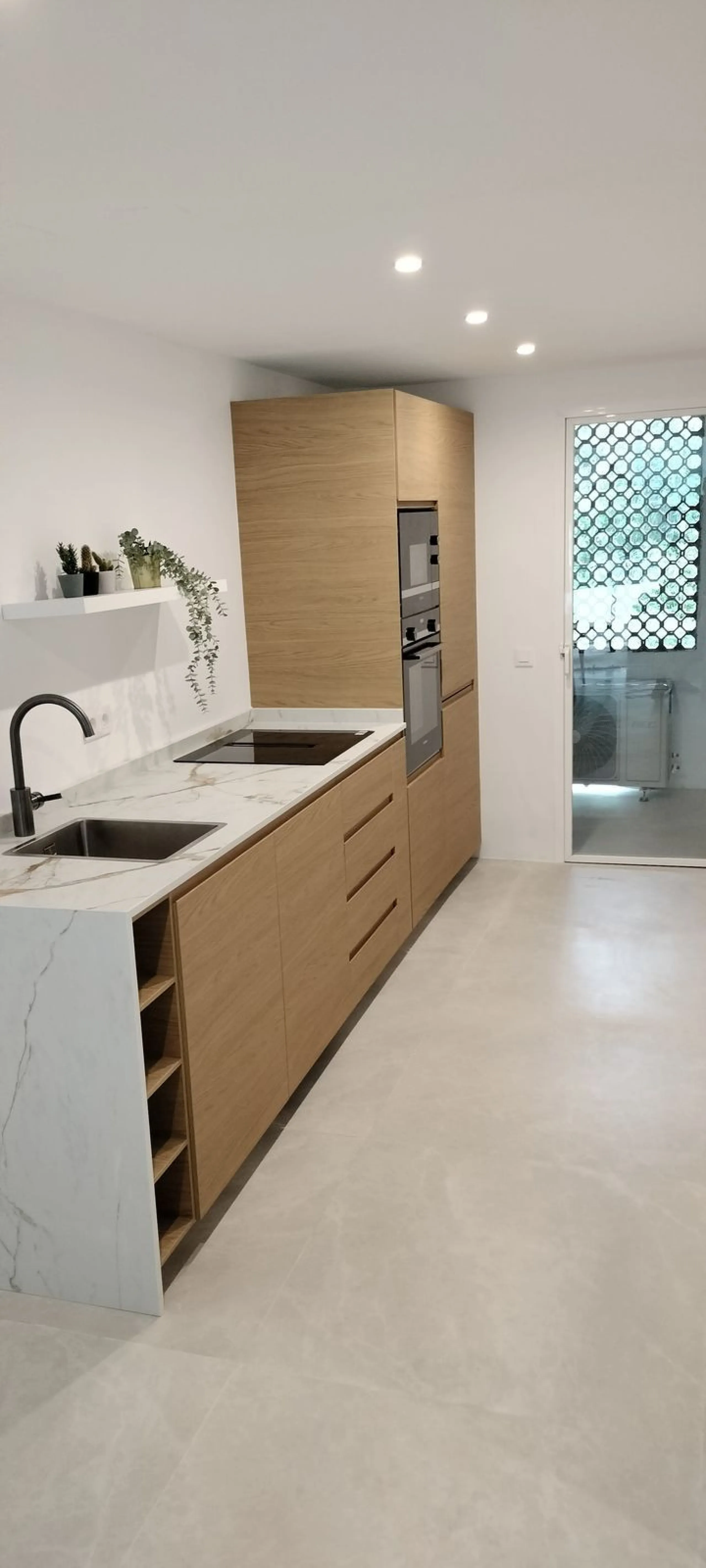 This beautiful apartment in El Lago, Los Arqueros, has an area of 178 square meters, of which 79 square meters are inside with an adjoining terrace of 20 square meters and a solarium of 79 square meters with kitchen, barbecue, 2 toldos, a sofa and a table