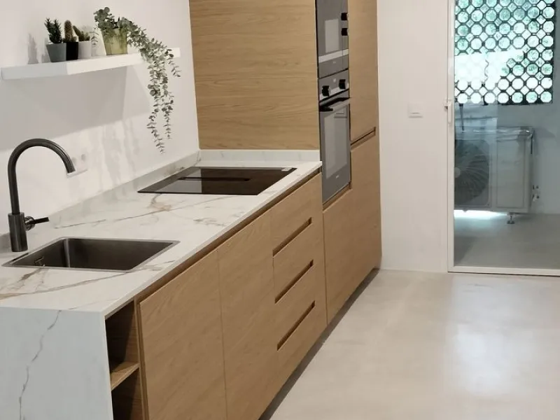 This beautiful apartment in El Lago, Los Arqueros, has an area of 178 square meters, of which 79 square meters are inside with an adjoining terrace of 20 square meters and a solarium of 79 square meters with kitchen, barbecue, 2 toldos, a sofa and a table
