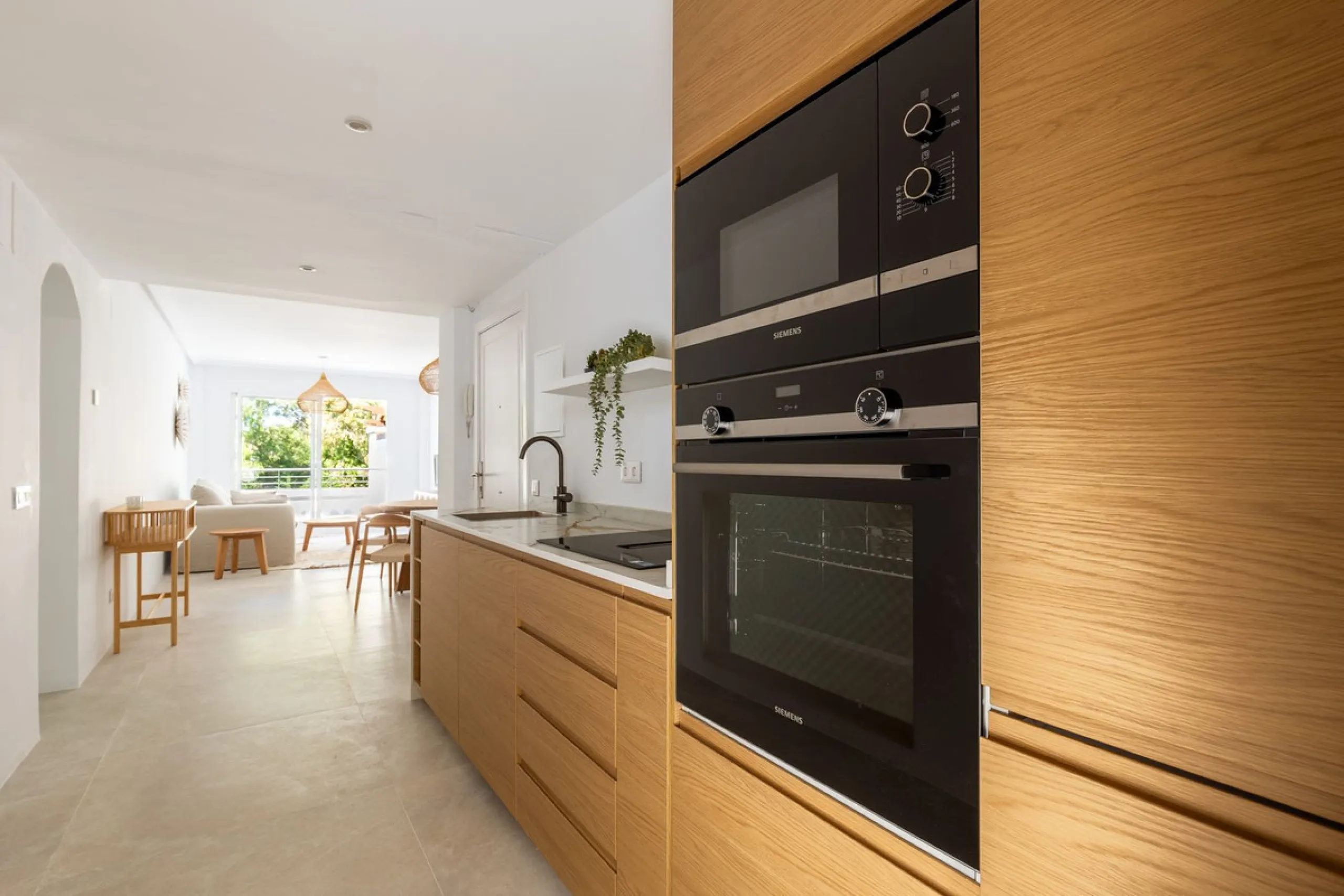 This beautiful apartment in El Lago, Los Arqueros, has an area of 178 square meters, of which 79 square meters are inside with an adjoining terrace of 20 square meters and a solarium of 79 square meters with kitchen, barbecue, 2 toldos, a sofa and a table