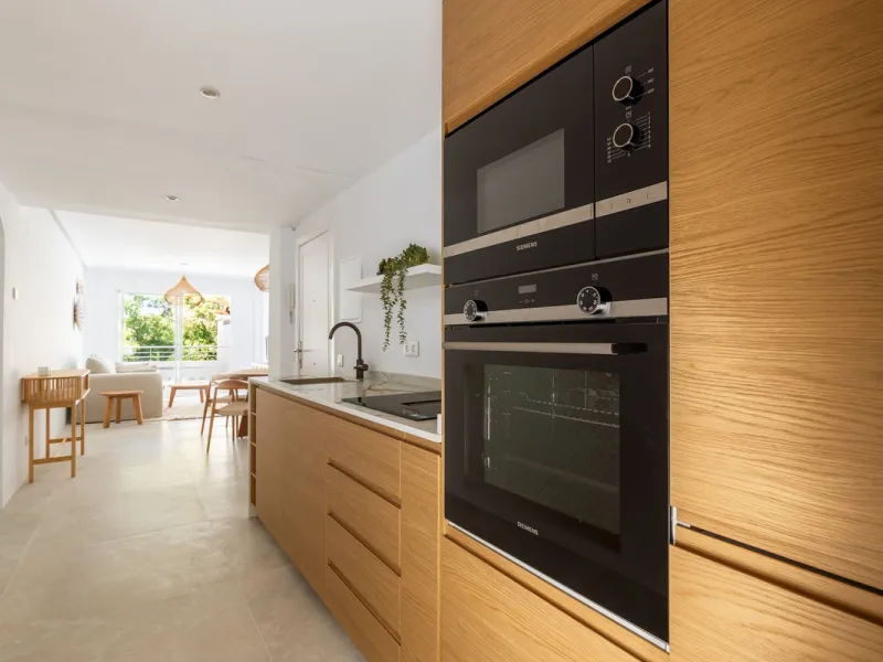 This beautiful apartment in El Lago, Los Arqueros, has an area of 178 square meters, of which 79 square meters are inside with an adjoining terrace of 20 square meters and a solarium of 79 square meters with kitchen, barbecue, 2 toldos, a sofa and a table