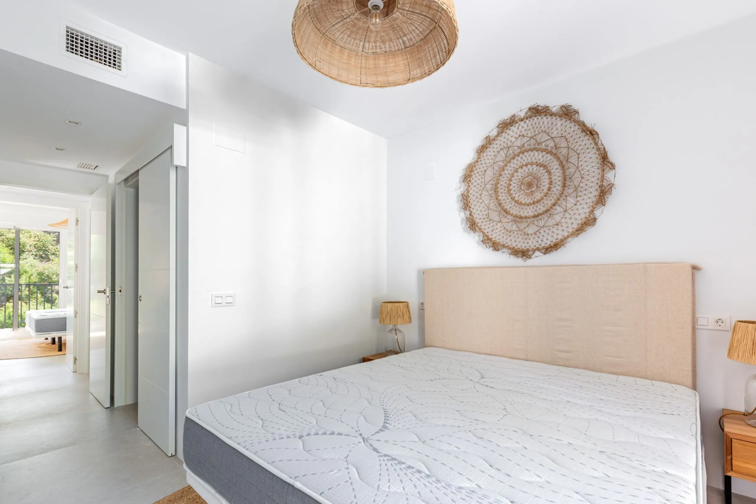 This beautiful apartment in El Lago, Los Arqueros, has an area of 178 square meters, of which 79 square meters are inside with an adjoining terrace of 20 square meters and a solarium of 79 square meters with kitchen, barbecue, 2 toldos, a sofa and a table