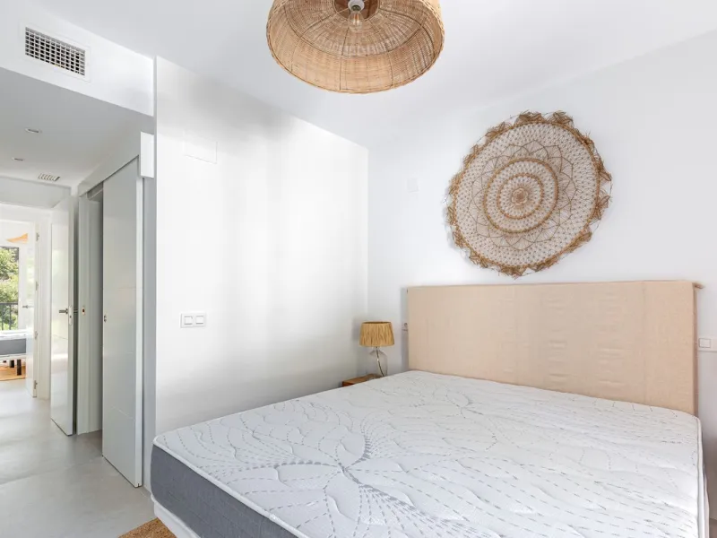 This beautiful apartment in El Lago, Los Arqueros, has an area of 178 square meters, of which 79 square meters are inside with an adjoining terrace of 20 square meters and a solarium of 79 square meters with kitchen, barbecue, 2 toldos, a sofa and a table