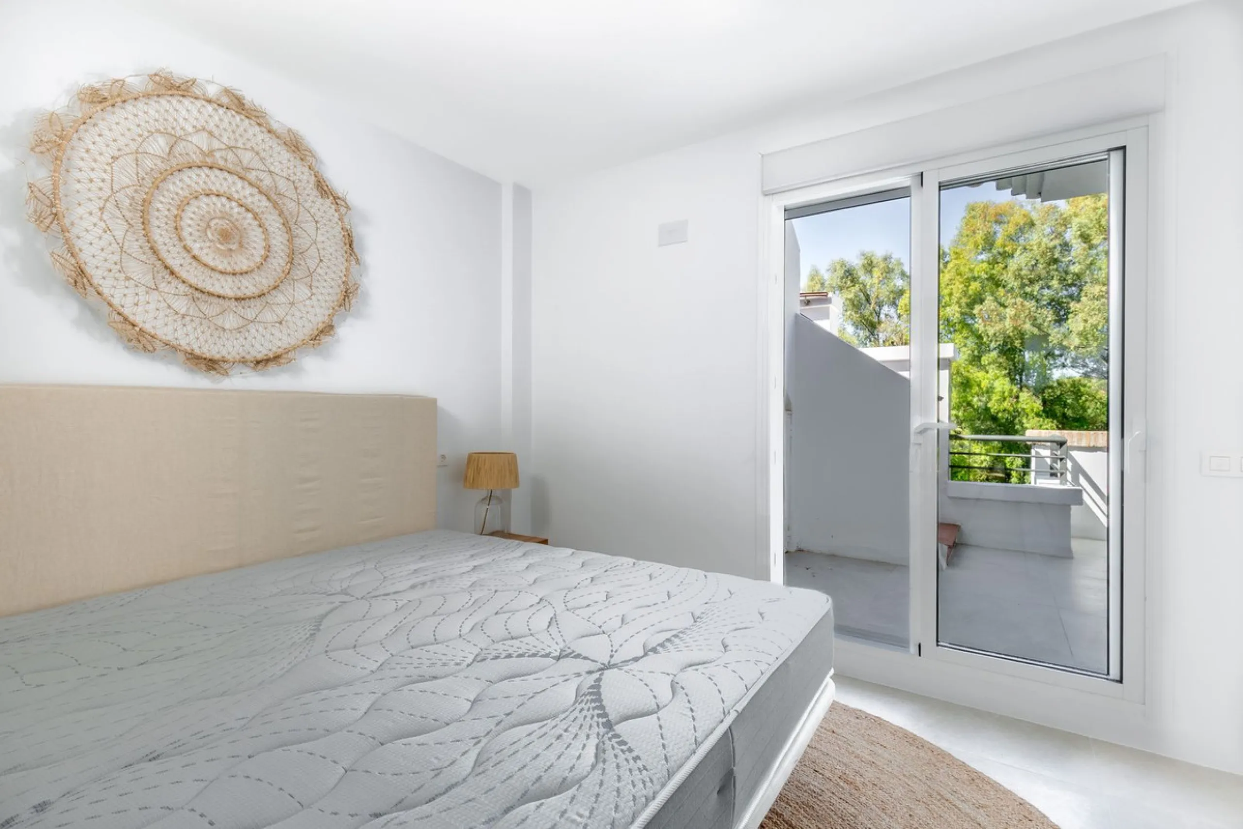 This beautiful apartment in El Lago, Los Arqueros, has an area of 178 square meters, of which 79 square meters are inside with an adjoining terrace of 20 square meters and a solarium of 79 square meters with kitchen, barbecue, 2 toldos, a sofa and a table