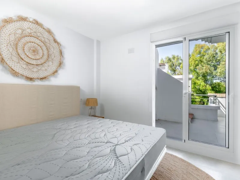 This beautiful apartment in El Lago, Los Arqueros, has an area of 178 square meters, of which 79 square meters are inside with an adjoining terrace of 20 square meters and a solarium of 79 square meters with kitchen, barbecue, 2 toldos, a sofa and a table