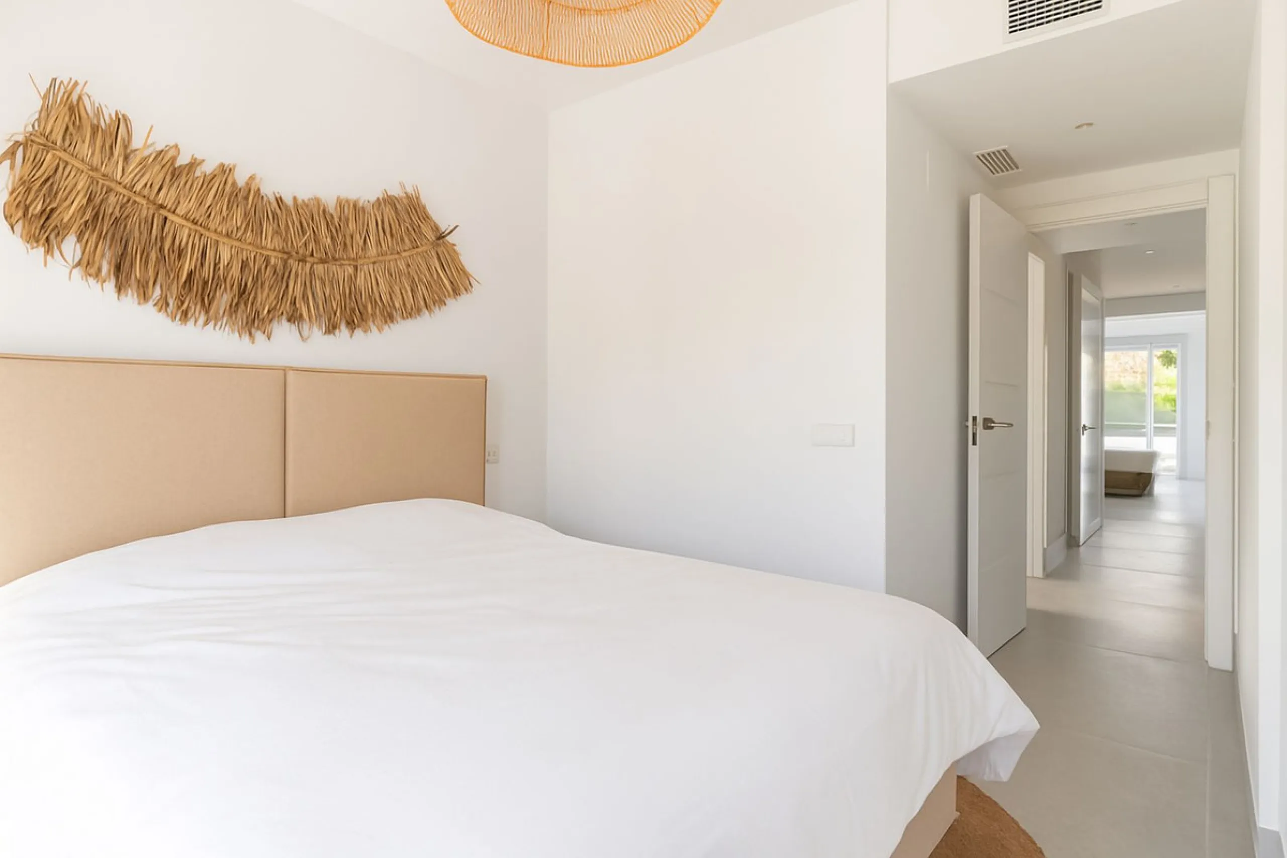 This beautiful apartment in El Lago, Los Arqueros, has an area of 178 square meters, of which 79 square meters are inside with an adjoining terrace of 20 square meters and a solarium of 79 square meters with kitchen, barbecue, 2 toldos, a sofa and a table