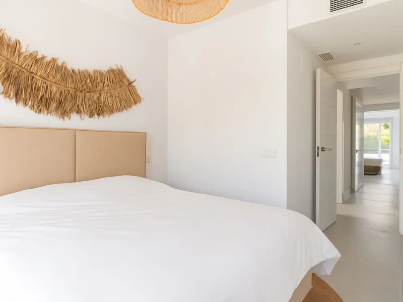 This beautiful apartment in El Lago, Los Arqueros, has an area of 178 square meters, of which 79 square meters are inside with an adjoining terrace of 20 square meters and a solarium of 79 square meters with kitchen, barbecue, 2 toldos, a sofa and a table
