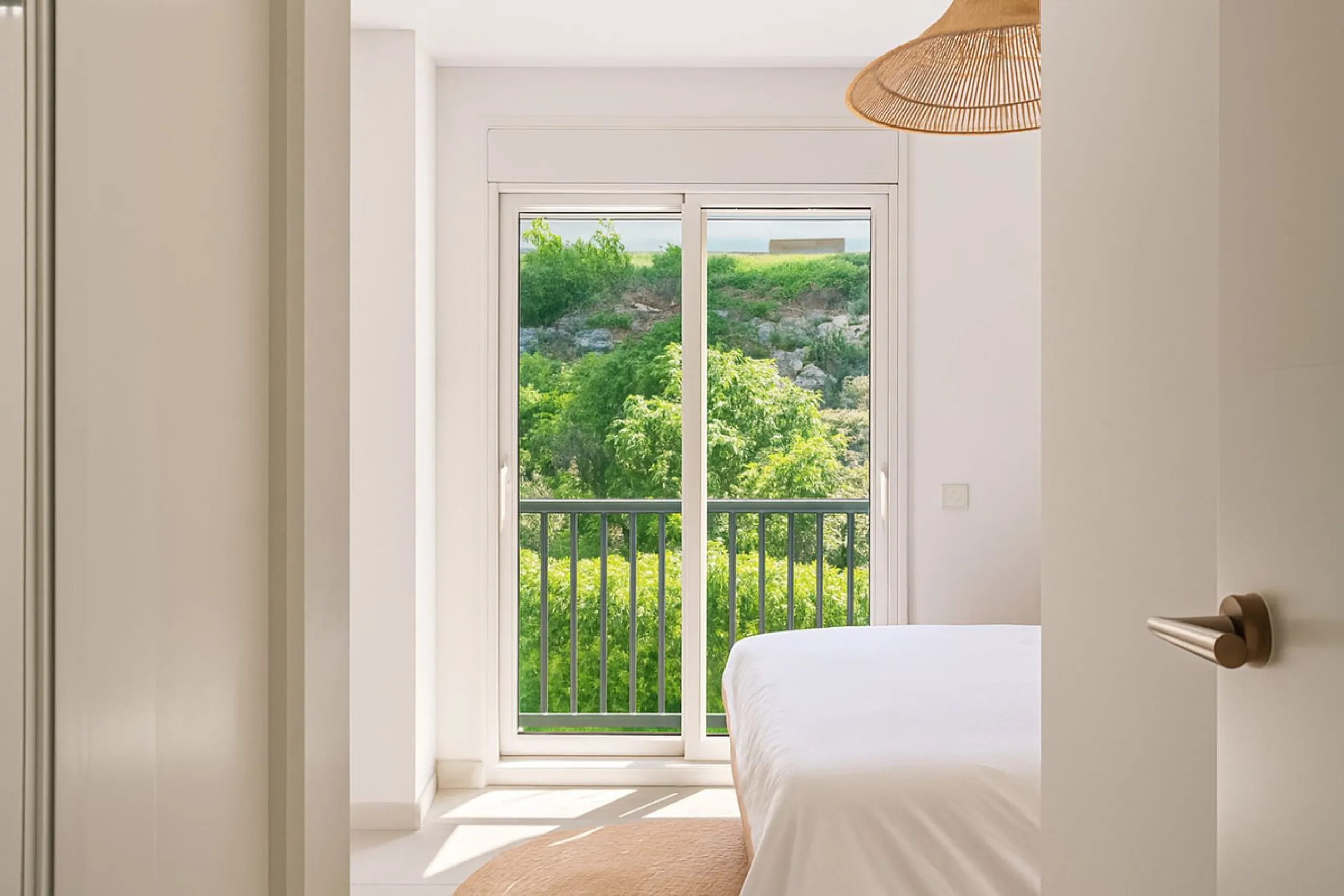 This beautiful apartment in El Lago, Los Arqueros, has an area of 178 square meters, of which 79 square meters are inside with an adjoining terrace of 20 square meters and a solarium of 79 square meters with kitchen, barbecue, 2 toldos, a sofa and a table