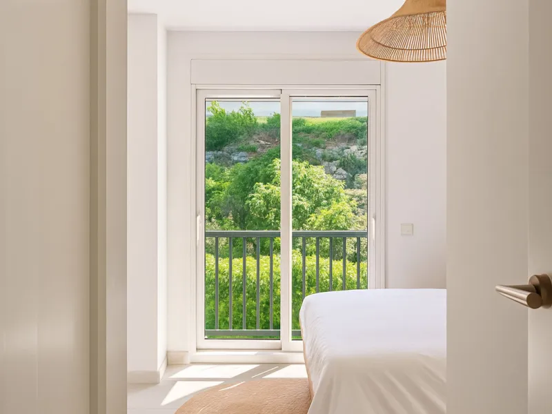 This beautiful apartment in El Lago, Los Arqueros, has an area of 178 square meters, of which 79 square meters are inside with an adjoining terrace of 20 square meters and a solarium of 79 square meters with kitchen, barbecue, 2 toldos, a sofa and a table