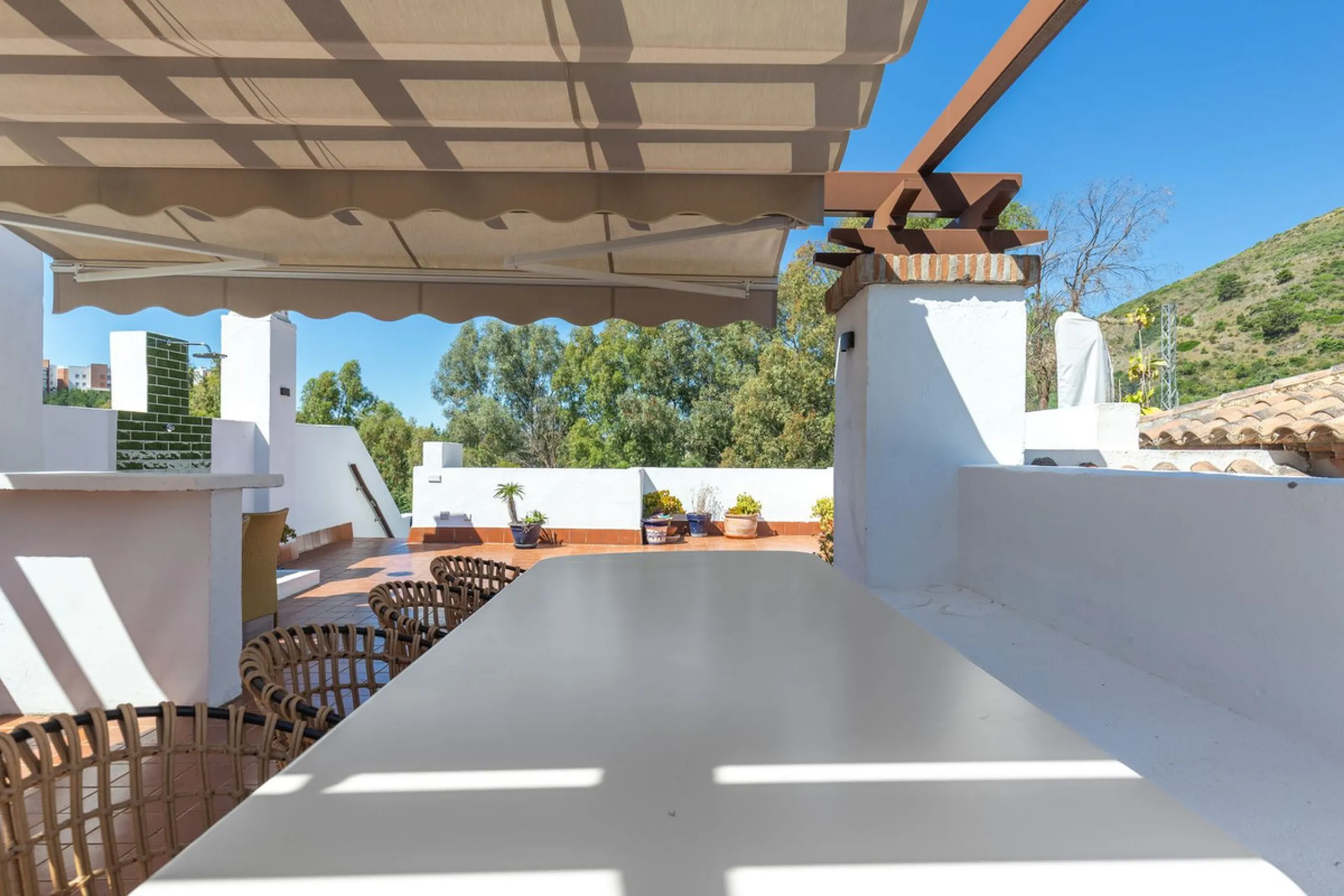 This beautiful apartment in El Lago, Los Arqueros, has an area of 178 square meters, of which 79 square meters are inside with an adjoining terrace of 20 square meters and a solarium of 79 square meters with kitchen, barbecue, 2 toldos, a sofa and a table