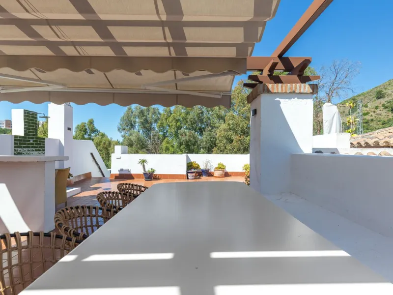 This beautiful apartment in El Lago, Los Arqueros, has an area of 178 square meters, of which 79 square meters are inside with an adjoining terrace of 20 square meters and a solarium of 79 square meters with kitchen, barbecue, 2 toldos, a sofa and a table