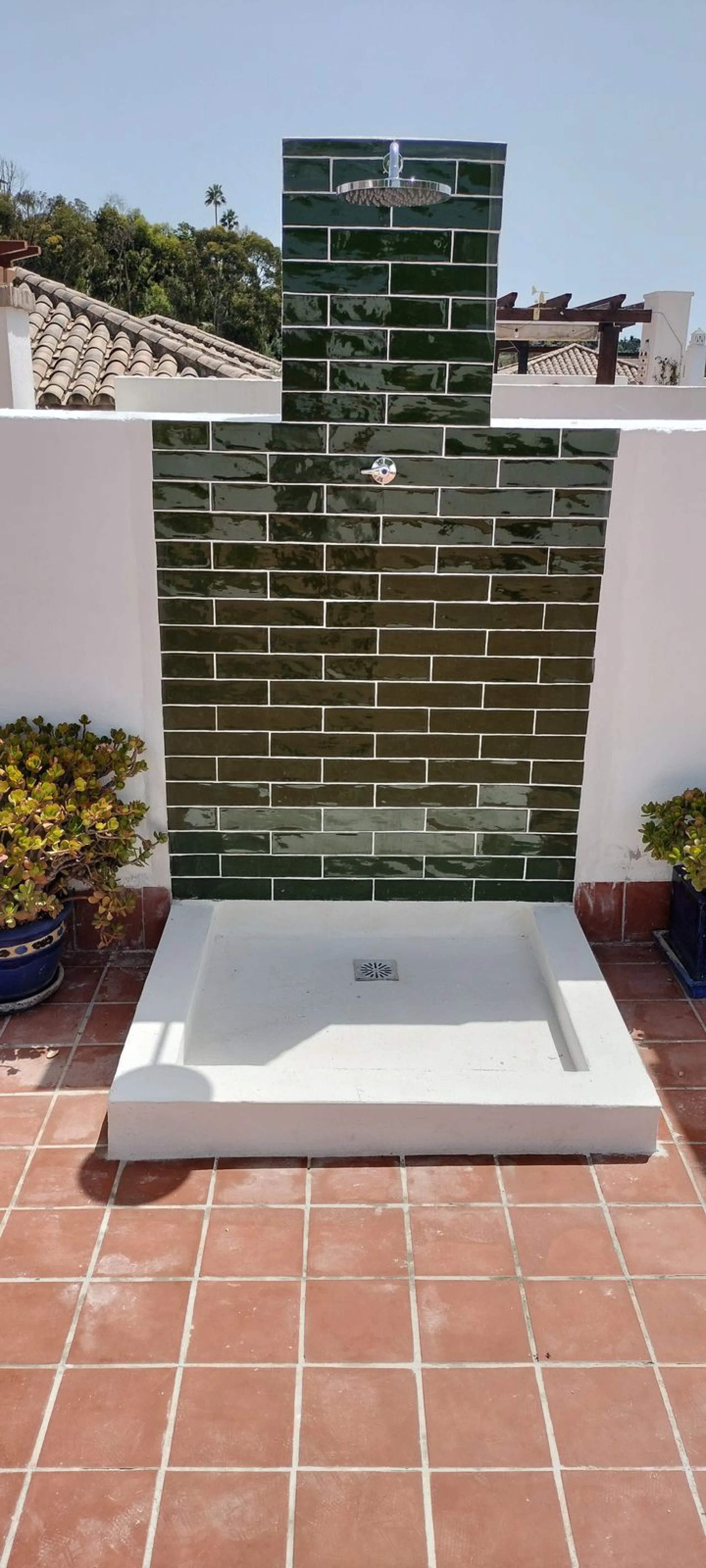 This beautiful apartment in El Lago, Los Arqueros, has an area of 178 square meters, of which 79 square meters are inside with an adjoining terrace of 20 square meters and a solarium of 79 square meters with kitchen, barbecue, 2 toldos, a sofa and a table