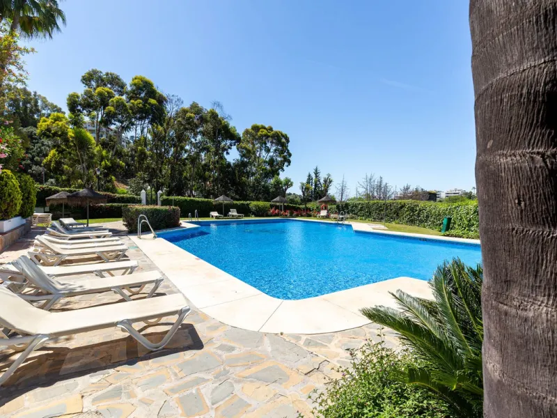 This beautiful apartment in El Lago, Los Arqueros, has an area of 178 square meters, of which 79 square meters are inside with an adjoining terrace of 20 square meters and a solarium of 79 square meters with kitchen, barbecue, 2 toldos, a sofa and a table