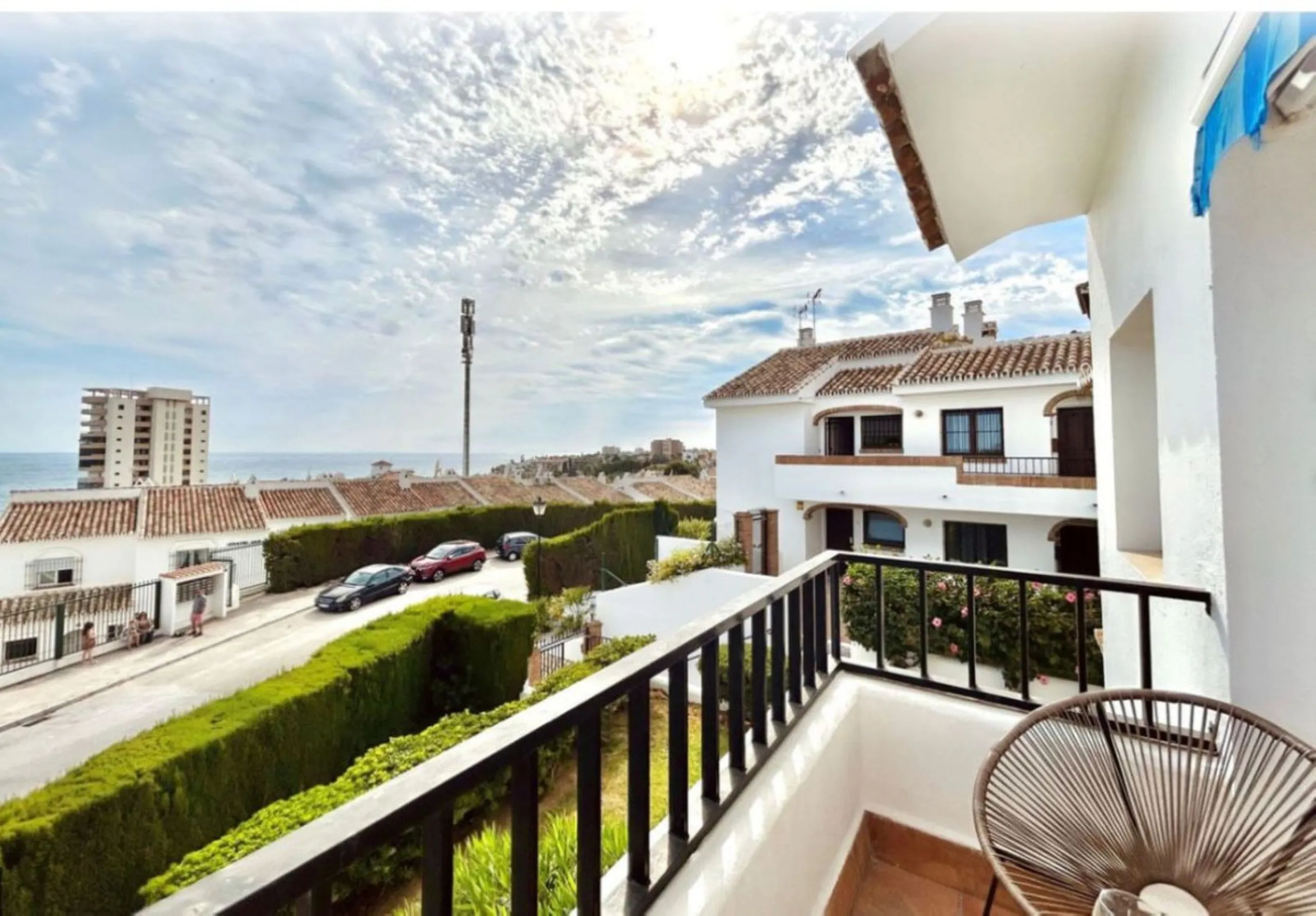 For sale in Mijas, in the popular Riviera del Sol area, this fully renovated and newly furnished middle-floor apartment offers a modern, comfortable living space just 20 minutes from Marbella and Málaga Airport, and around 30 minutes from the city of Mála