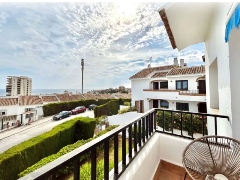 For sale in Mijas, in the popular Riviera del Sol area, this fully renovated and newly furnished middle-floor apartment offers a modern, comfortable living space just 20 minutes from Marbella and Málaga Airport, and around 30 minutes from the city of Mála