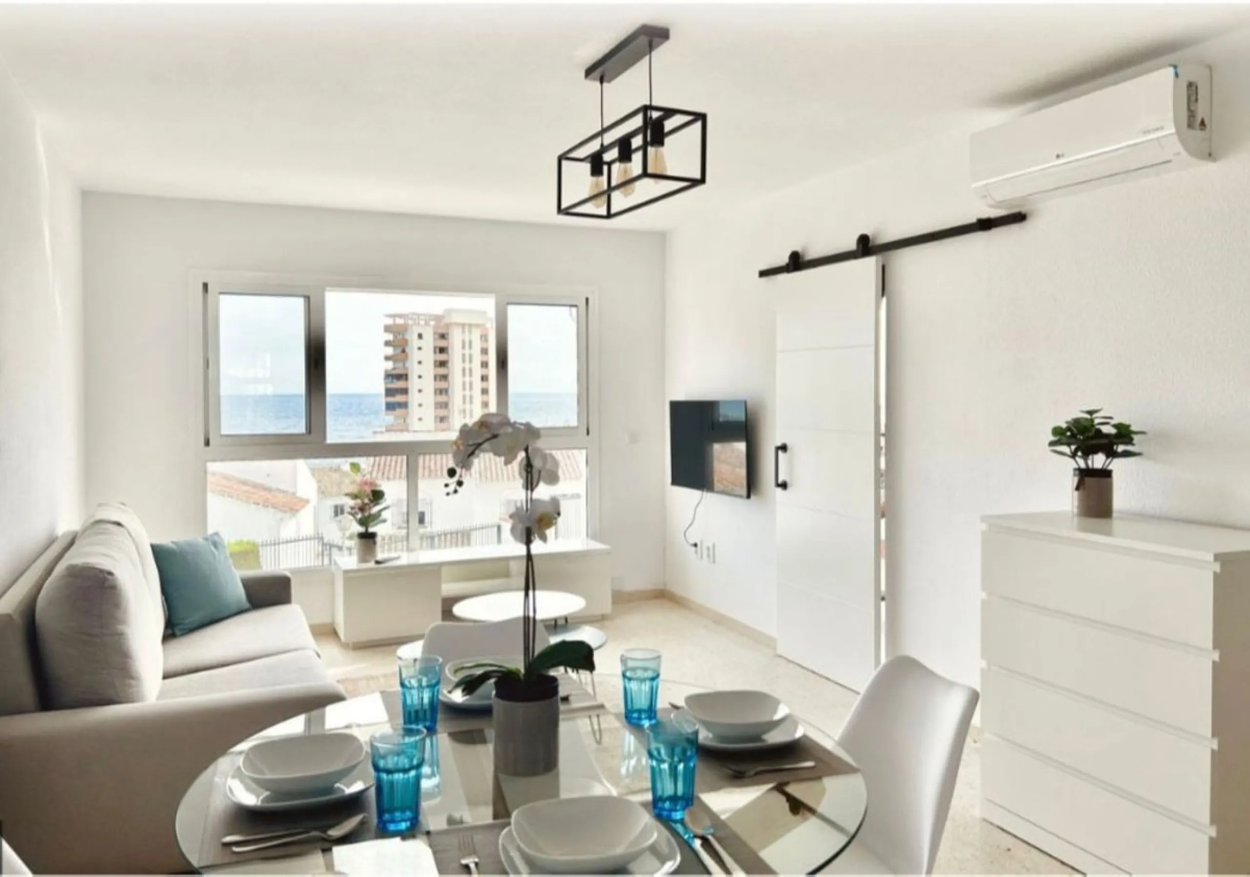 For sale in Mijas, in the popular Riviera del Sol area, this fully renovated and newly furnished middle-floor apartment offers a modern, comfortable living space just 20 minutes from Marbella and Málaga Airport, and around 30 minutes from the city of Mála