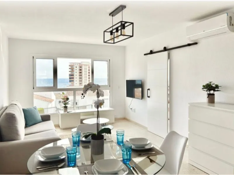 For sale in Mijas, in the popular Riviera del Sol area, this fully renovated and newly furnished middle-floor apartment offers a modern, comfortable living space just 20 minutes from Marbella and Málaga Airport, and around 30 minutes from the city of Mála