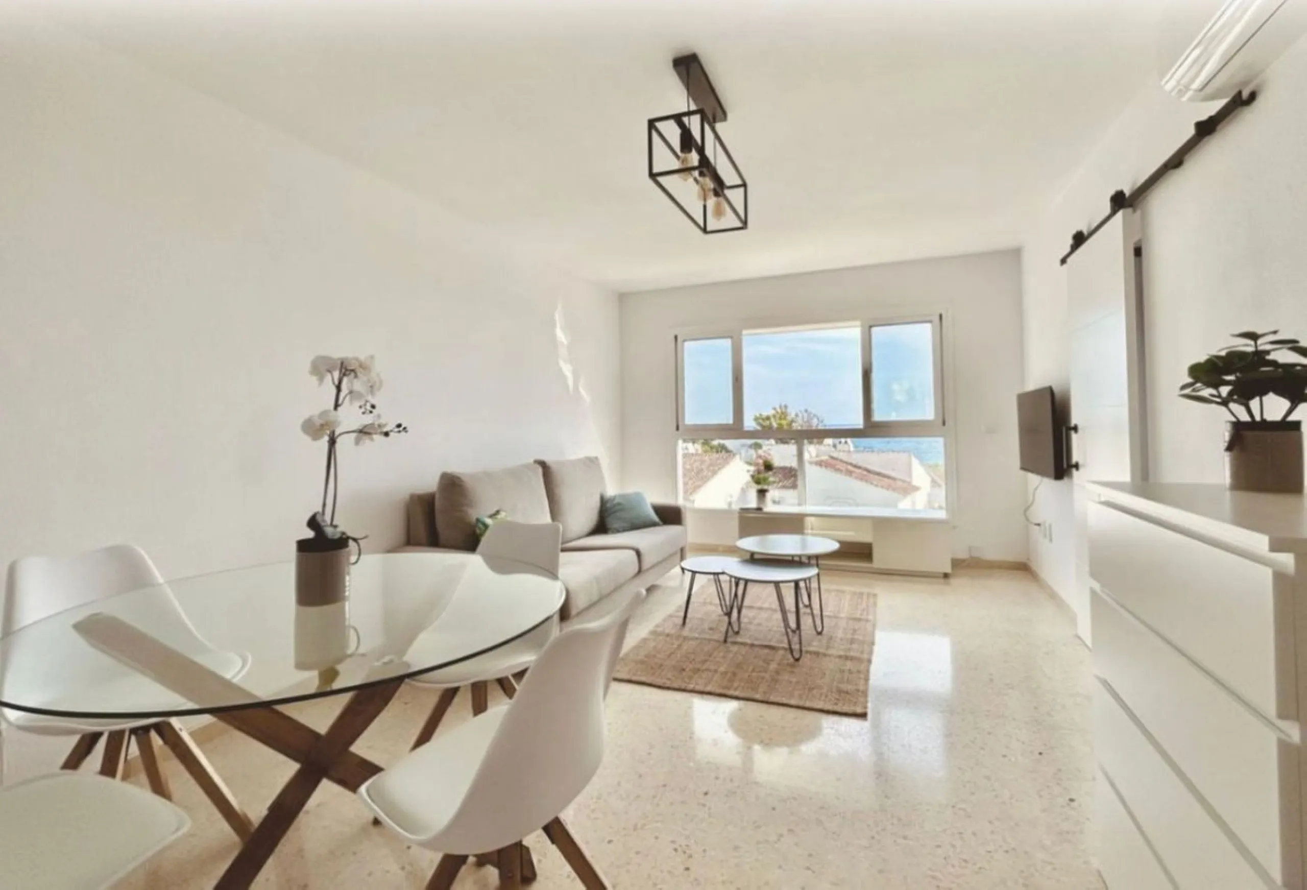 For sale in Mijas, in the popular Riviera del Sol area, this fully renovated and newly furnished middle-floor apartment offers a modern, comfortable living space just 20 minutes from Marbella and Málaga Airport, and around 30 minutes from the city of Mála
