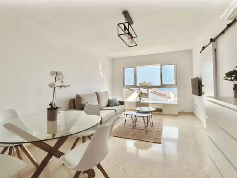 For sale in Mijas, in the popular Riviera del Sol area, this fully renovated and newly furnished middle-floor apartment offers a modern, comfortable living space just 20 minutes from Marbella and Málaga Airport, and around 30 minutes from the city of Mála