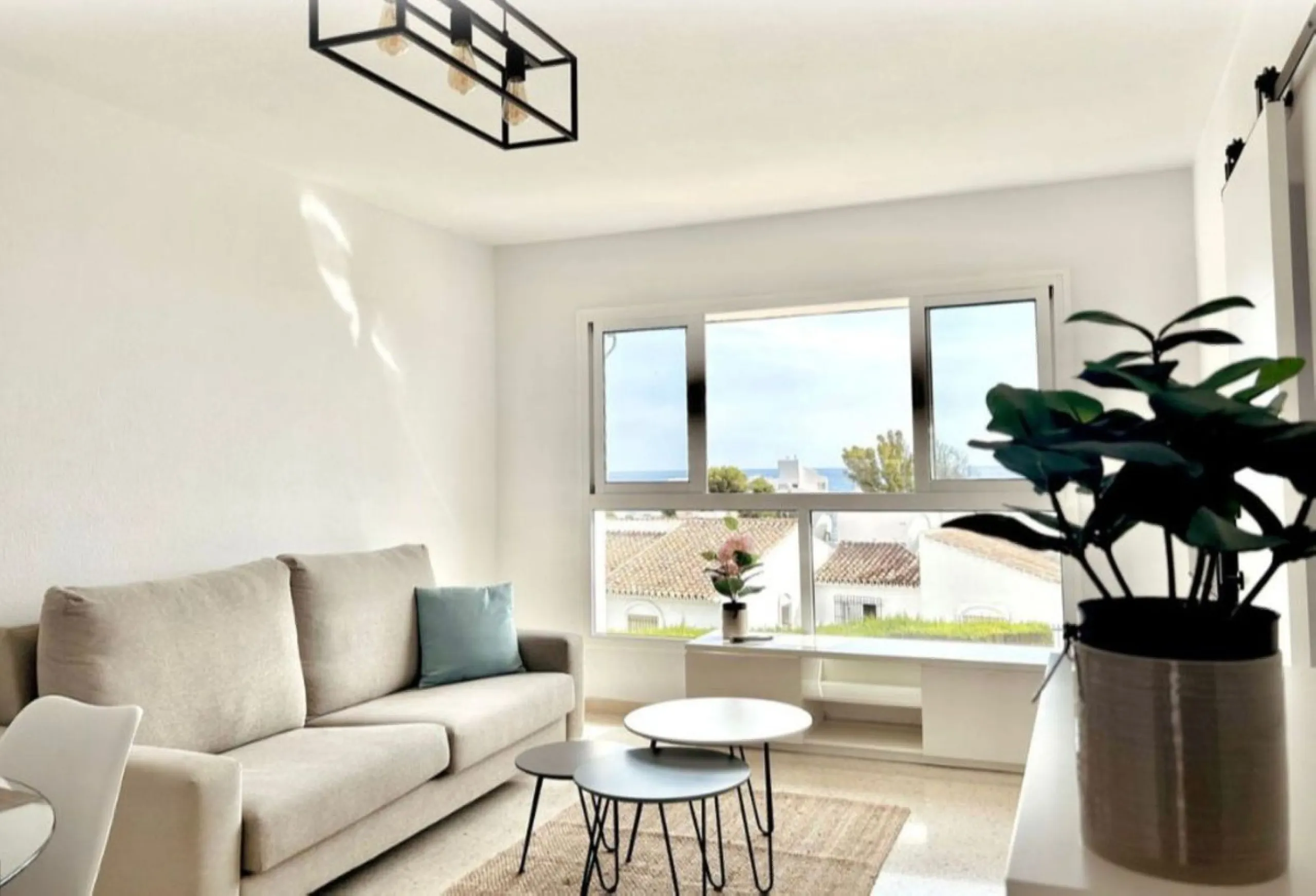 For sale in Mijas, in the popular Riviera del Sol area, this fully renovated and newly furnished middle-floor apartment offers a modern, comfortable living space just 20 minutes from Marbella and Málaga Airport, and around 30 minutes from the city of Mála
