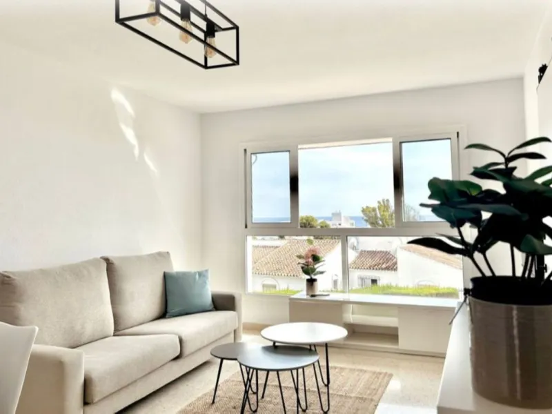 For sale in Mijas, in the popular Riviera del Sol area, this fully renovated and newly furnished middle-floor apartment offers a modern, comfortable living space just 20 minutes from Marbella and Málaga Airport, and around 30 minutes from the city of Mála