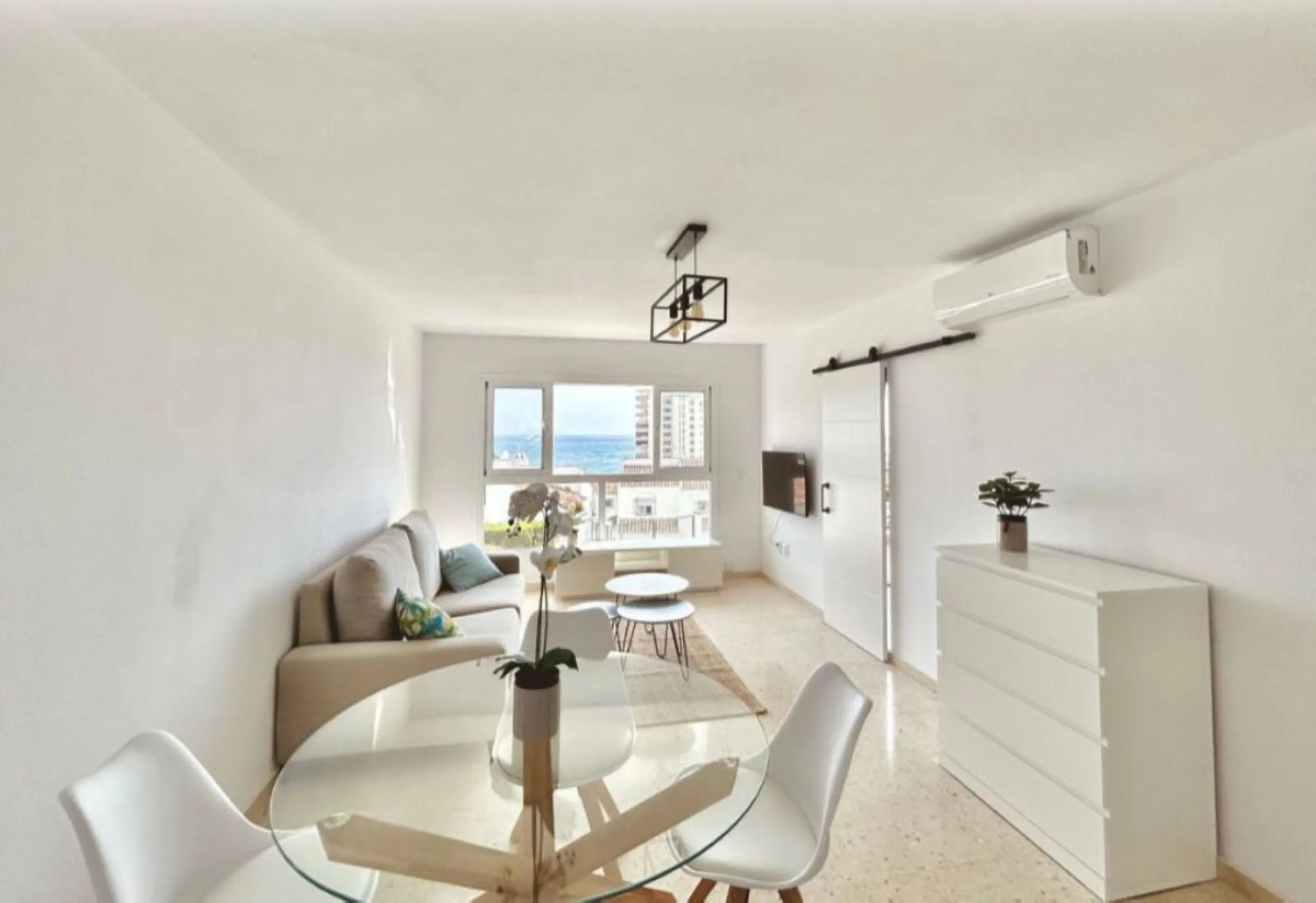 For sale in Mijas, in the popular Riviera del Sol area, this fully renovated and newly furnished middle-floor apartment offers a modern, comfortable living space just 20 minutes from Marbella and Málaga Airport, and around 30 minutes from the city of Mála