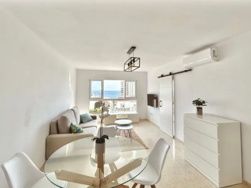 For sale in Mijas, in the popular Riviera del Sol area, this fully renovated and newly furnished middle-floor apartment offers a modern, comfortable living space just 20 minutes from Marbella and Málaga Airport, and around 30 minutes from the city of Mála