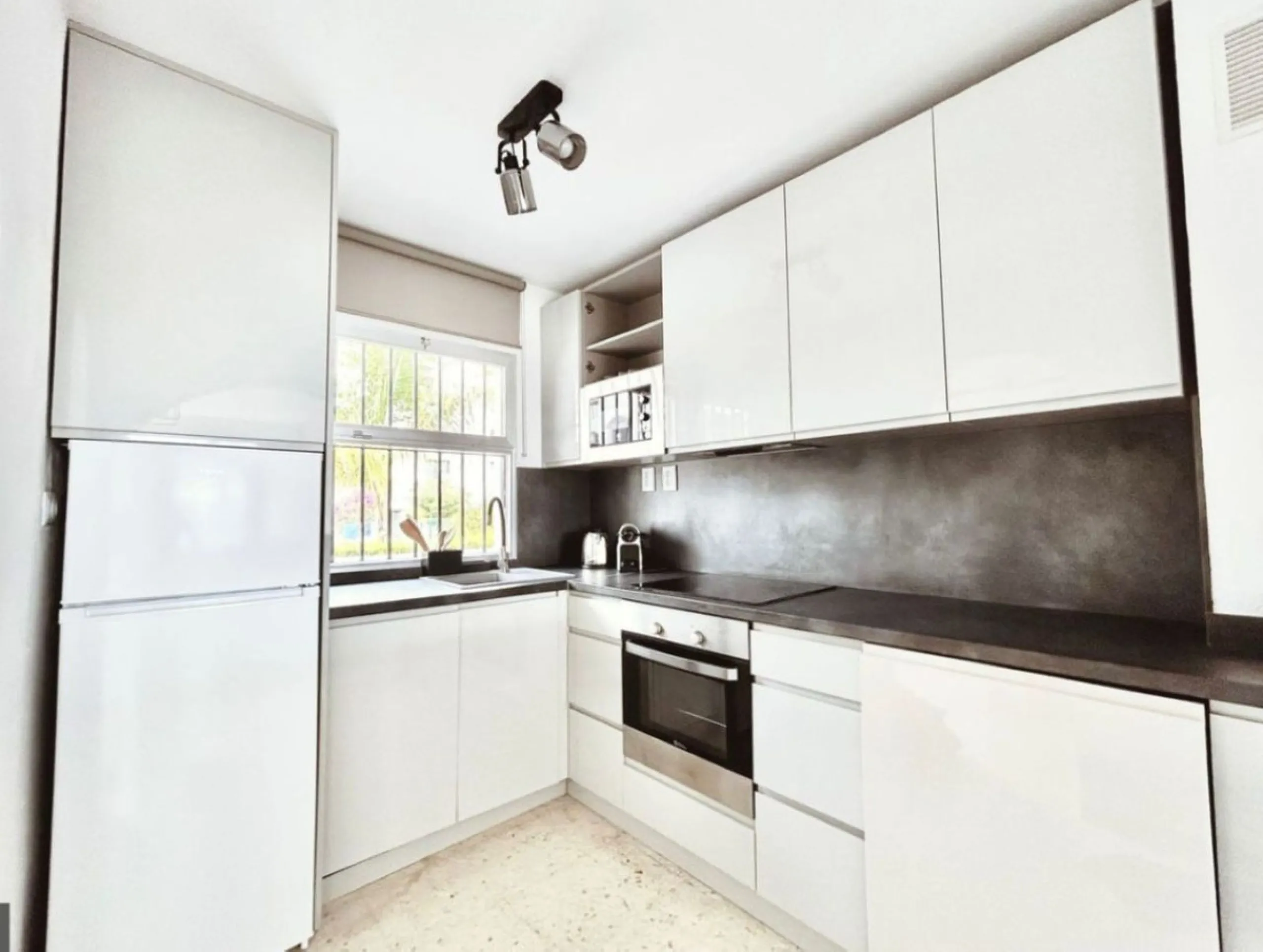 For sale in Mijas, in the popular Riviera del Sol area, this fully renovated and newly furnished middle-floor apartment offers a modern, comfortable living space just 20 minutes from Marbella and Málaga Airport, and around 30 minutes from the city of Mála