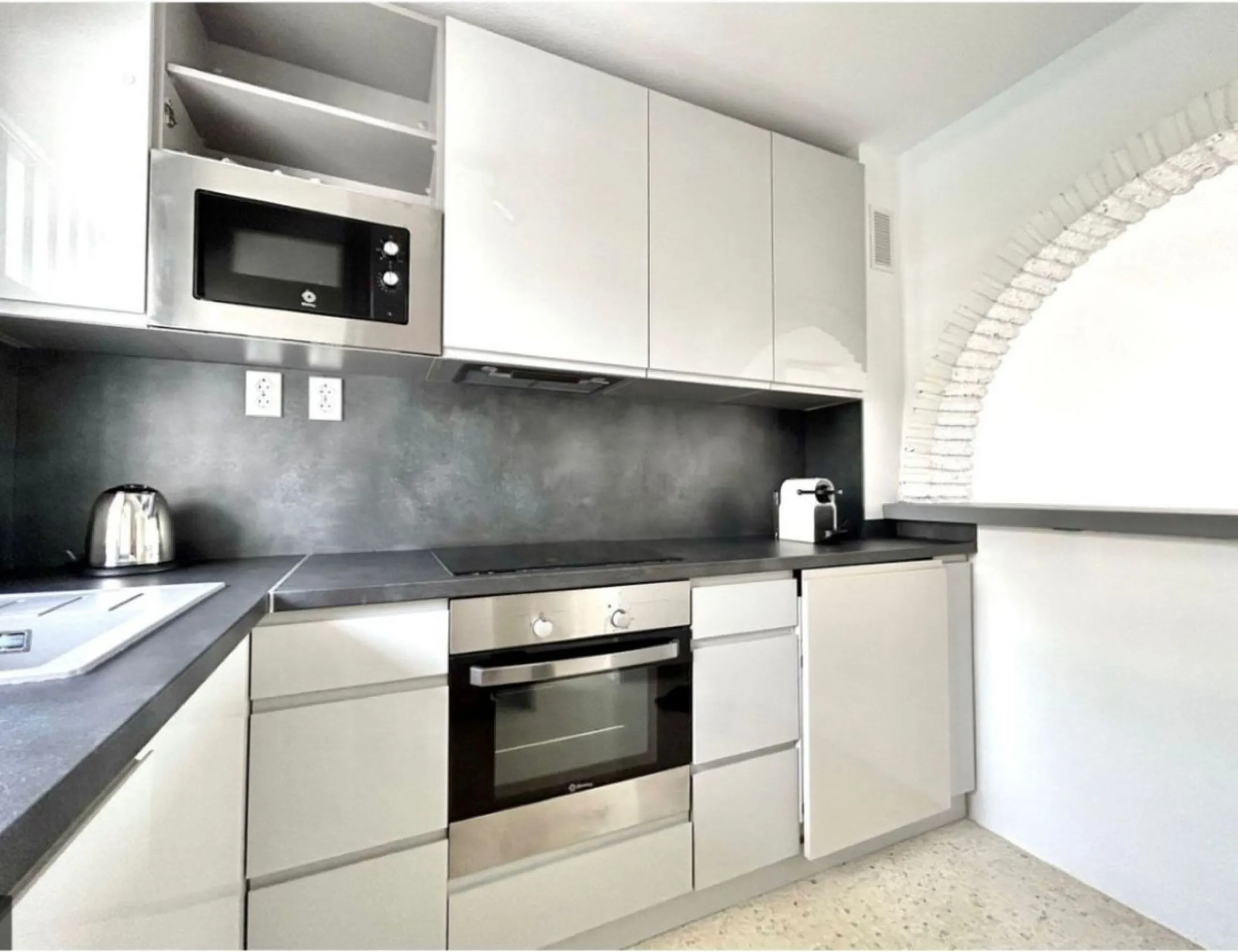 For sale in Mijas, in the popular Riviera del Sol area, this fully renovated and newly furnished middle-floor apartment offers a modern, comfortable living space just 20 minutes from Marbella and Málaga Airport, and around 30 minutes from the city of Mála