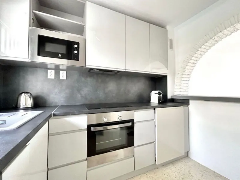 For sale in Mijas, in the popular Riviera del Sol area, this fully renovated and newly furnished middle-floor apartment offers a modern, comfortable living space just 20 minutes from Marbella and Málaga Airport, and around 30 minutes from the city of Mála