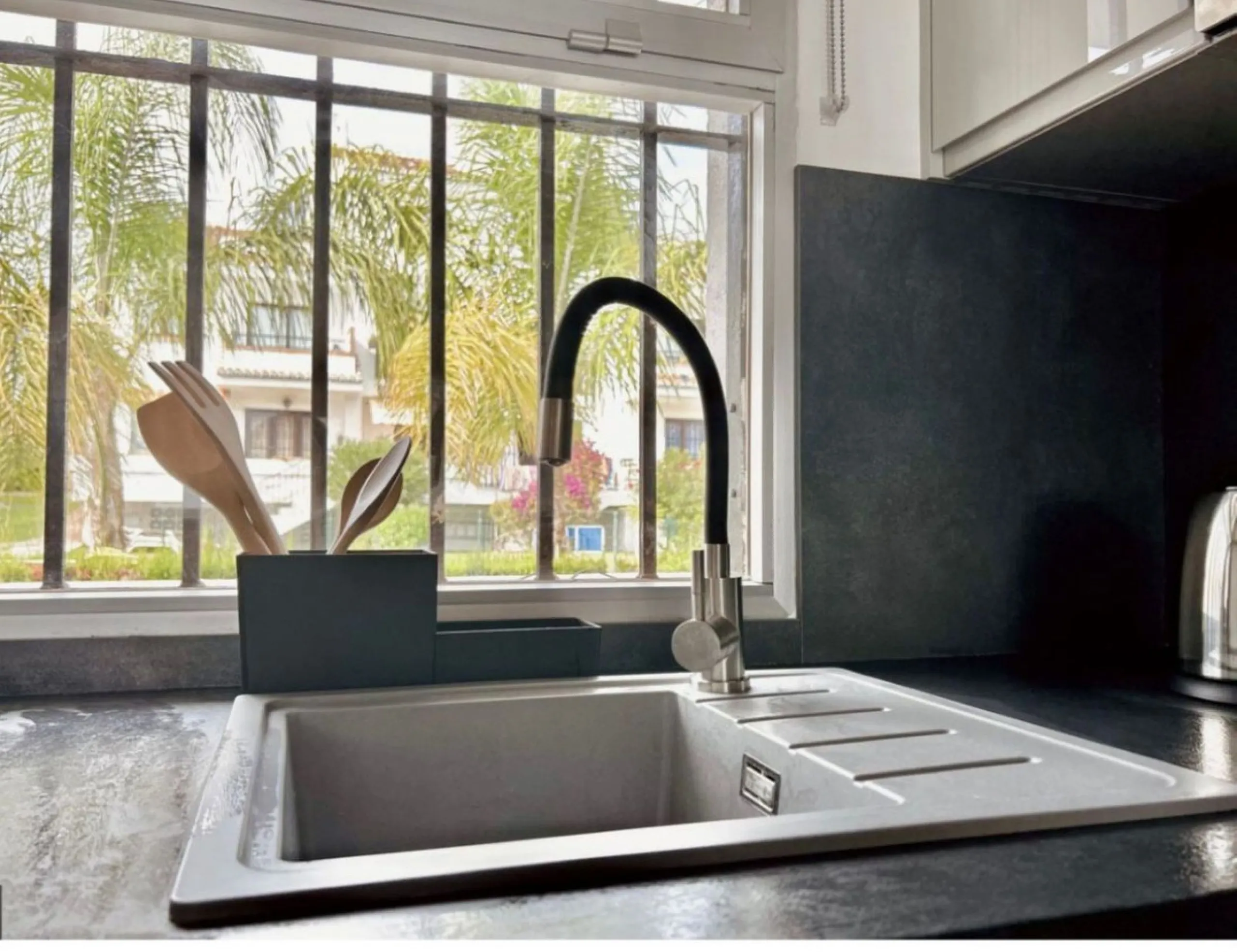 For sale in Mijas, in the popular Riviera del Sol area, this fully renovated and newly furnished middle-floor apartment offers a modern, comfortable living space just 20 minutes from Marbella and Málaga Airport, and around 30 minutes from the city of Mála