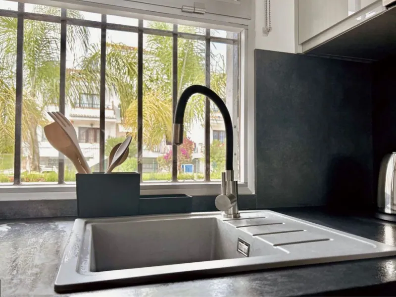For sale in Mijas, in the popular Riviera del Sol area, this fully renovated and newly furnished middle-floor apartment offers a modern, comfortable living space just 20 minutes from Marbella and Málaga Airport, and around 30 minutes from the city of Mála